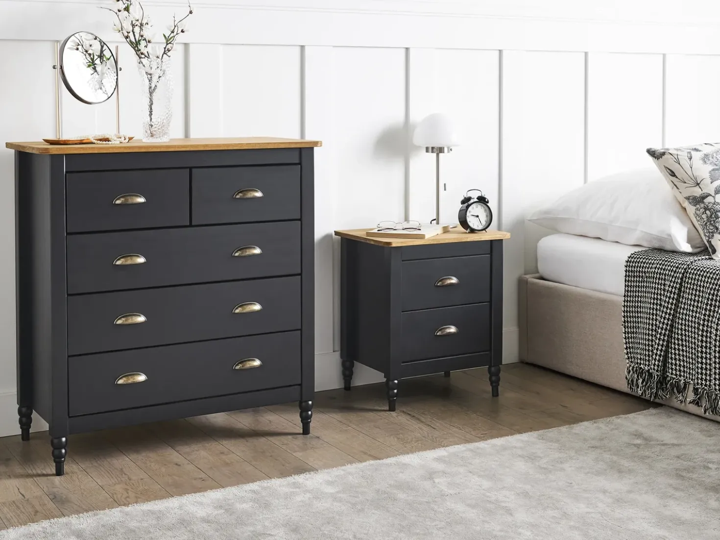 Comodino 2 cassetti SHILLINGTON Legno di pino Marrone/Nero