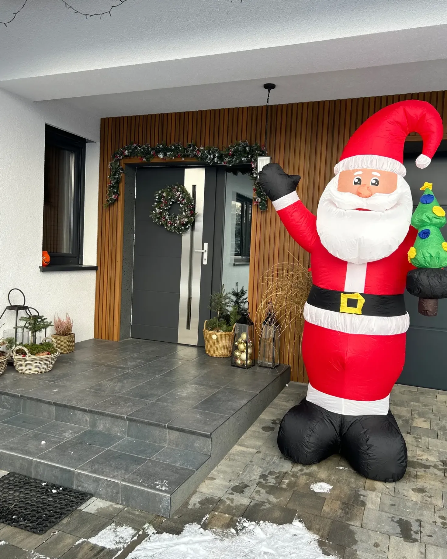 Decorazione gonfiabile per esterni LED IVALO Babbo Natale 225 cm Rosso