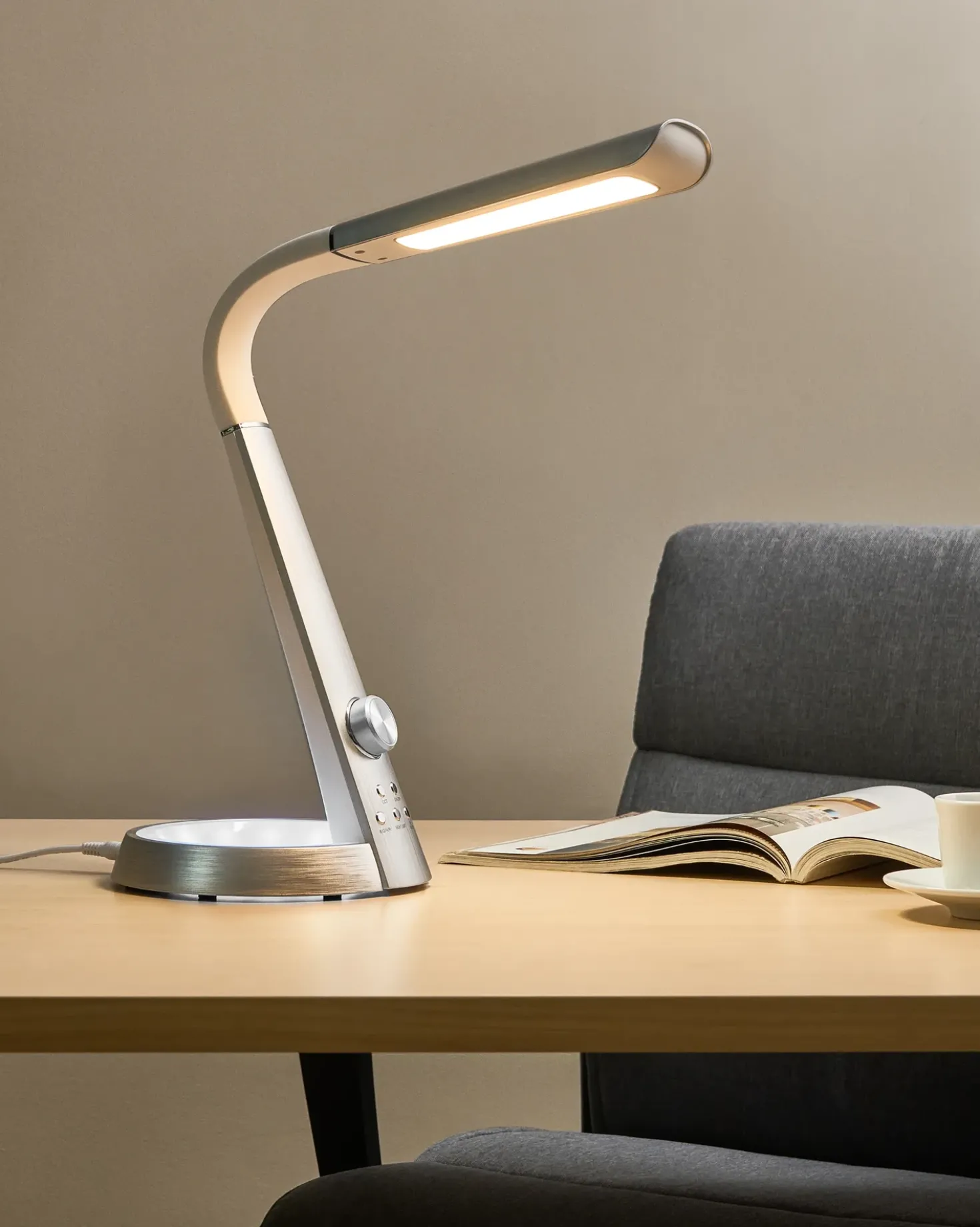 Lampada da scrivania a LED CANOPUS con porta USB Argento