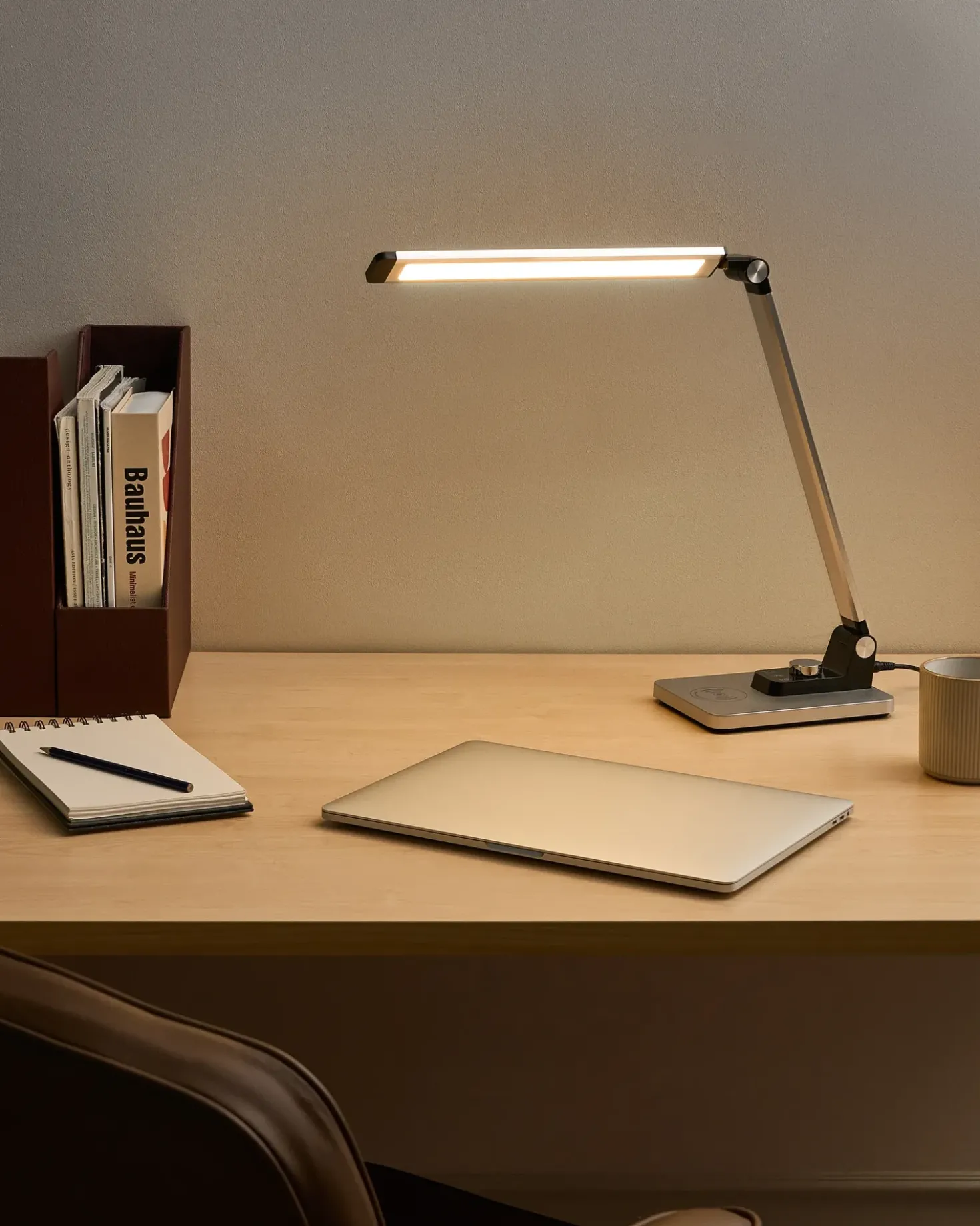 Lampada da scrivania a LED ENIF con Caricatore wireless Argento