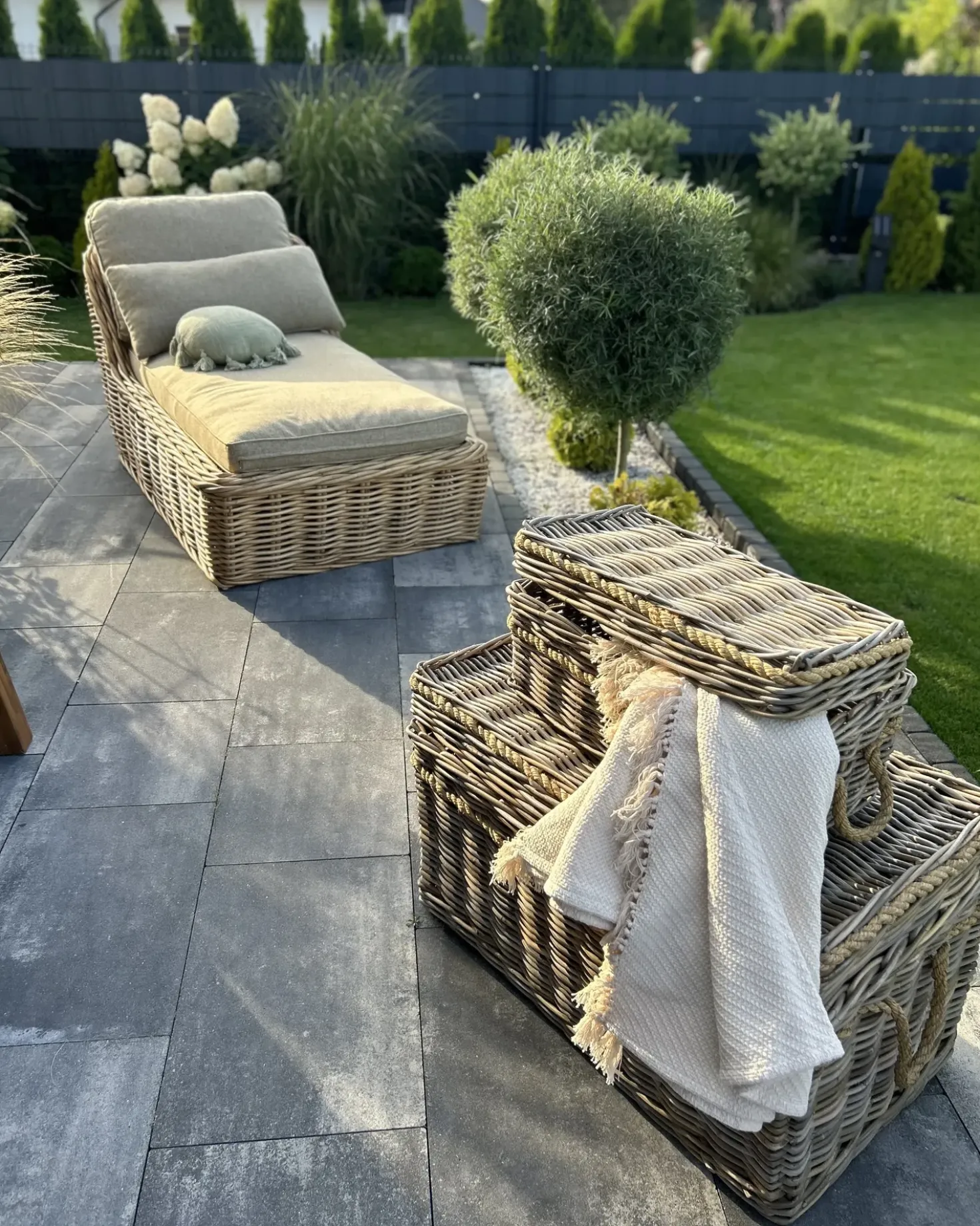 Lettino Prendisole con Cuscino BELSITO Rattan Naturale