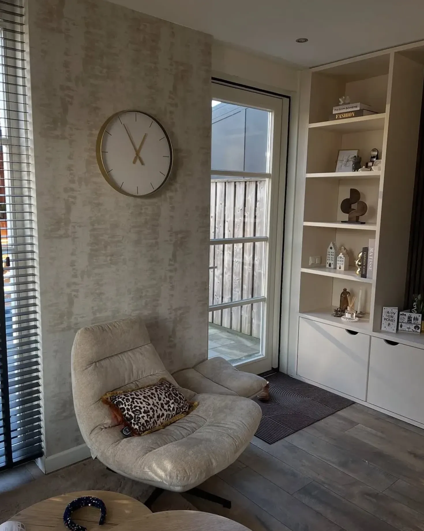 Poltrona girevole TOVIK con poggiapiedi Ciniglia Beige chiaro