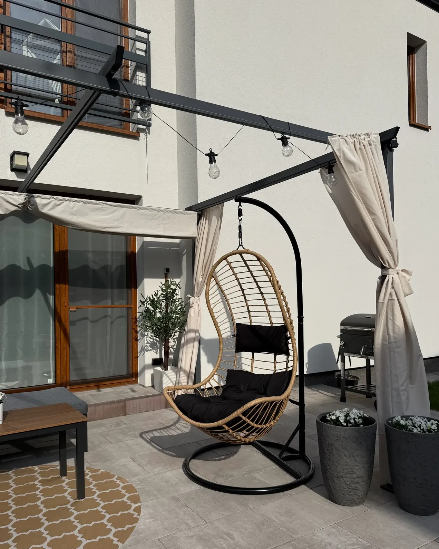 Poltrona sospesa con supporto da pavimento PINETO Rattan sintetico (PE) Naturale