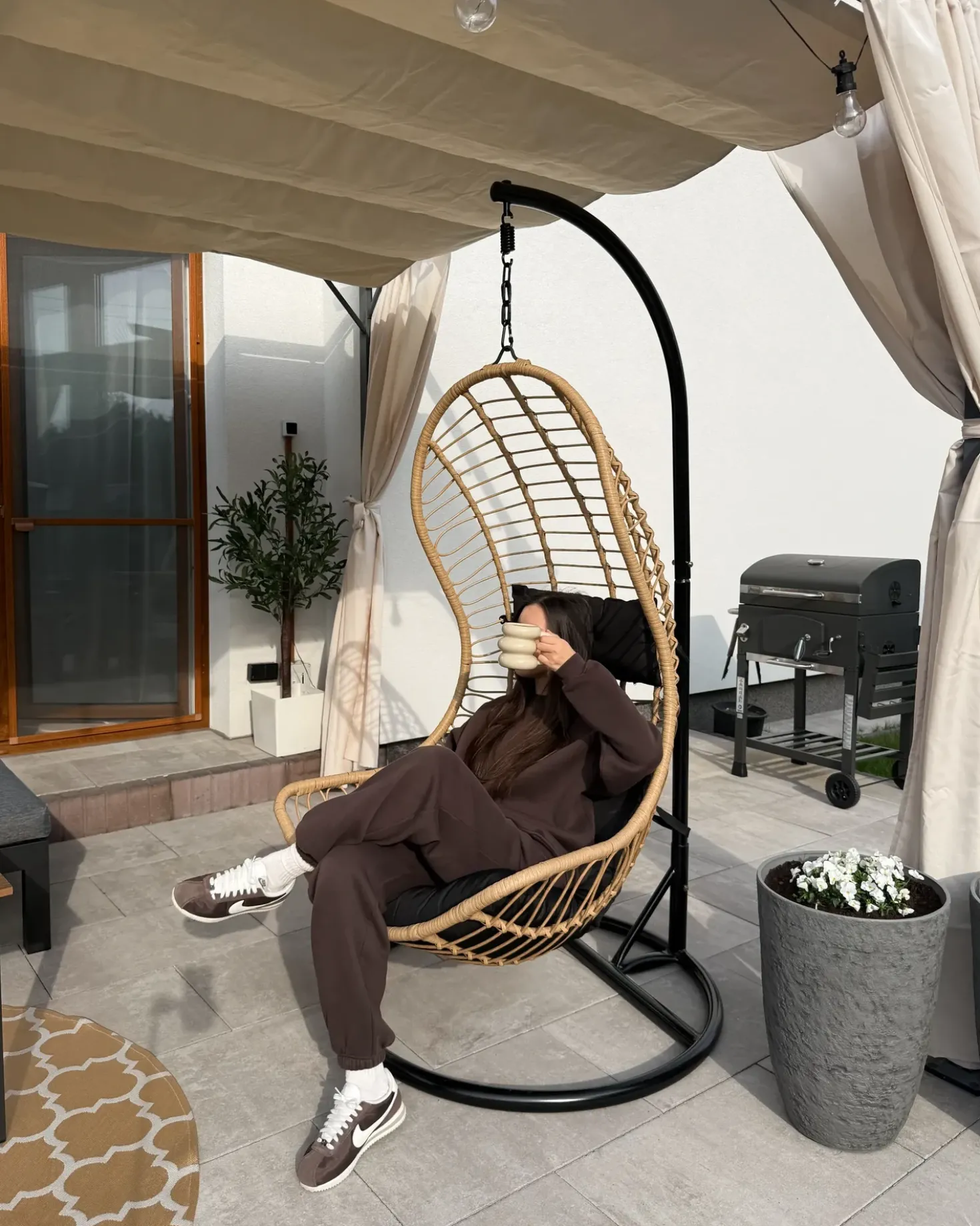 Poltrona sospesa con supporto da pavimento PINETO Rattan sintetico (PE) Naturale