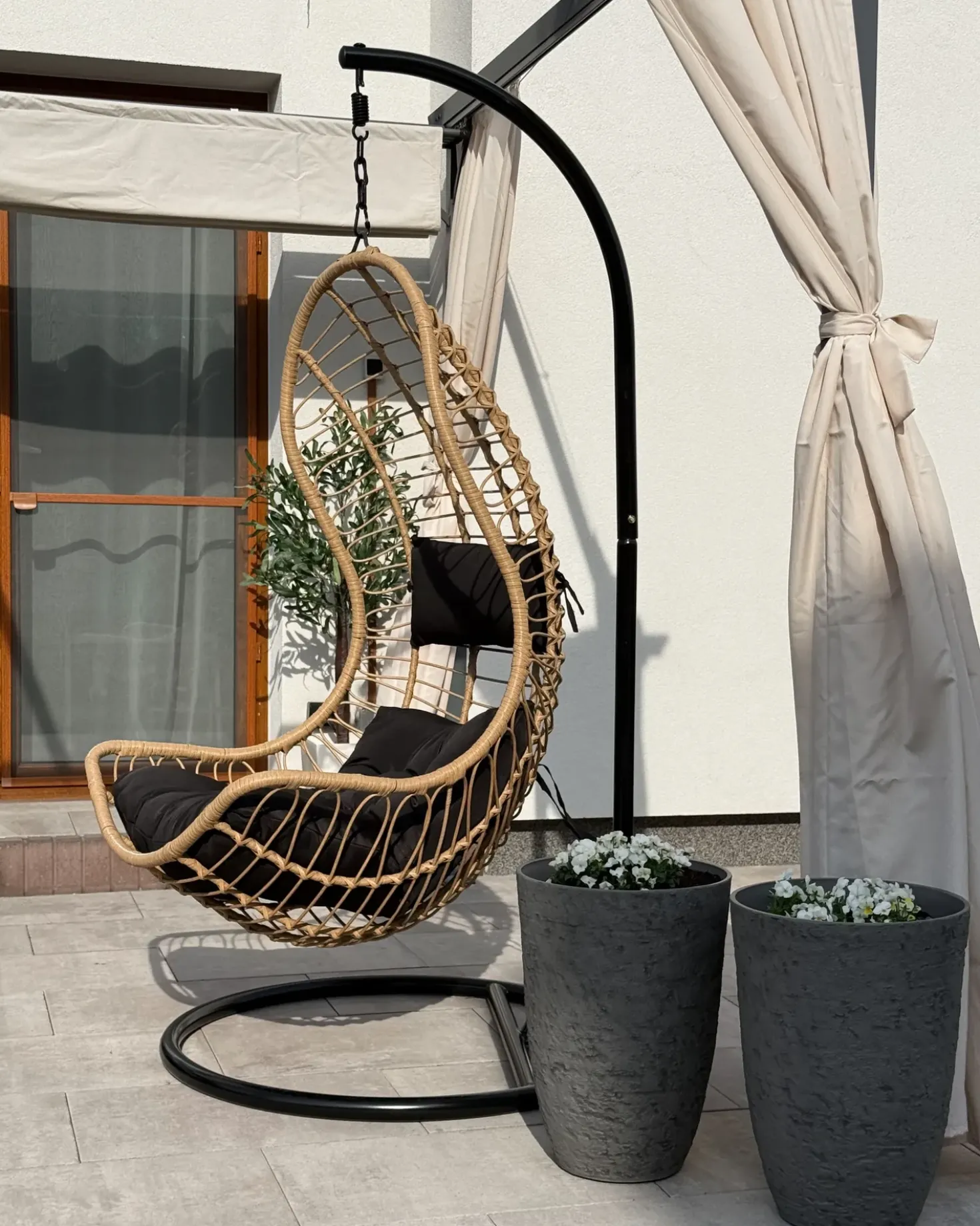Poltrona sospesa con supporto da pavimento PINETO Rattan sintetico (PE) Naturale