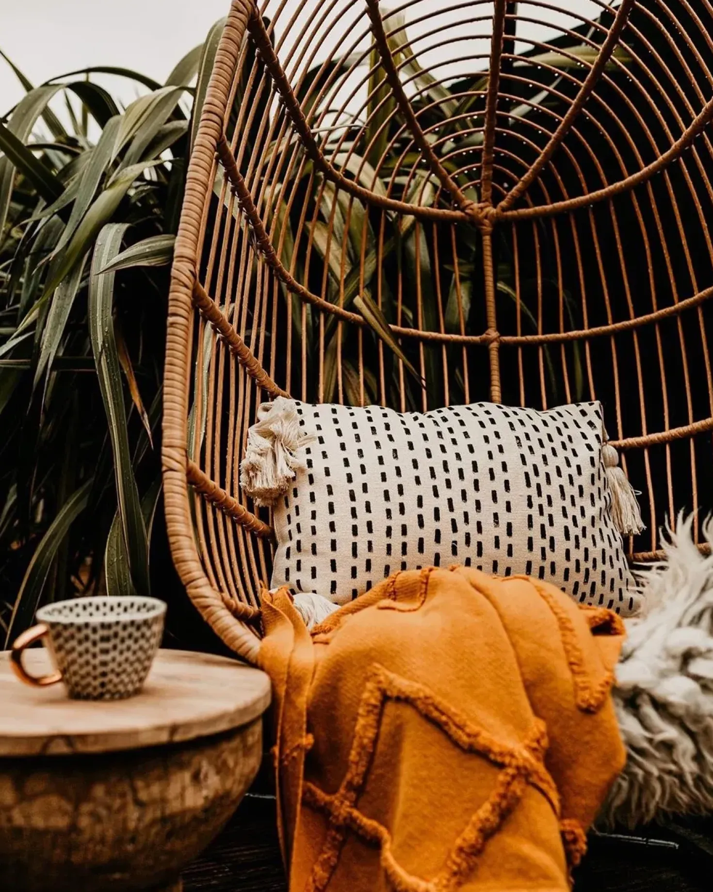 Poltrona sospesa con supporto da pavimento CASOLI Rattan sintetico (PE) Naturale