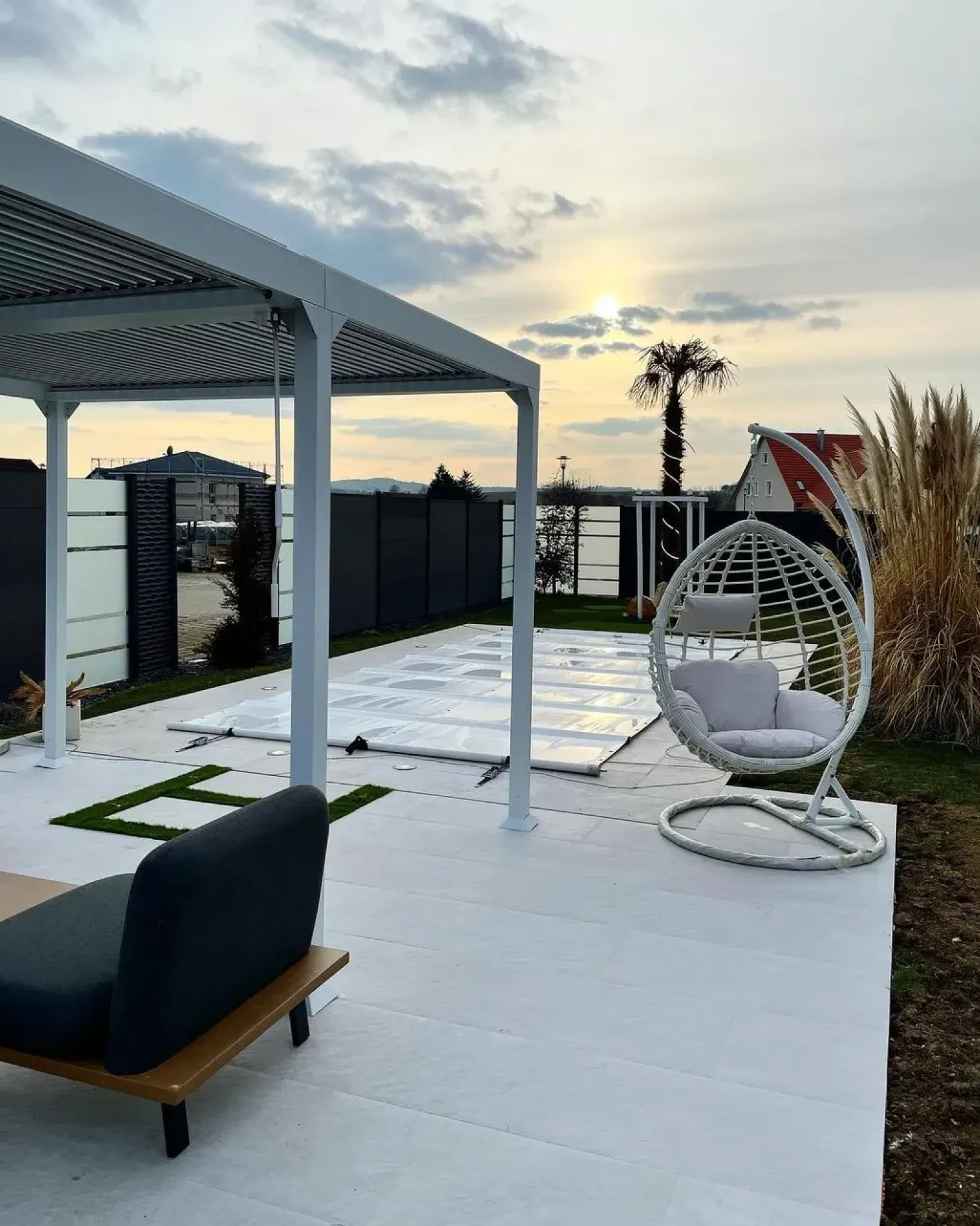 Poltrona sospesa con supporto da pavimento FANO Rattan sintetico (PE) Bianco
