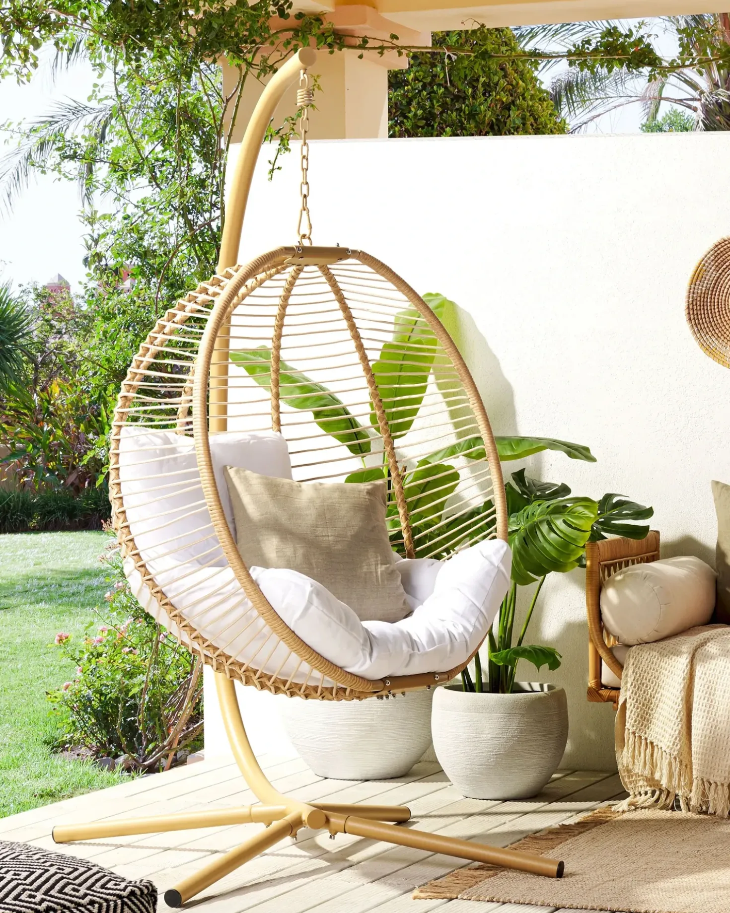 Poltrona sospesa con supporto da pavimento ARCO Metallo Beige