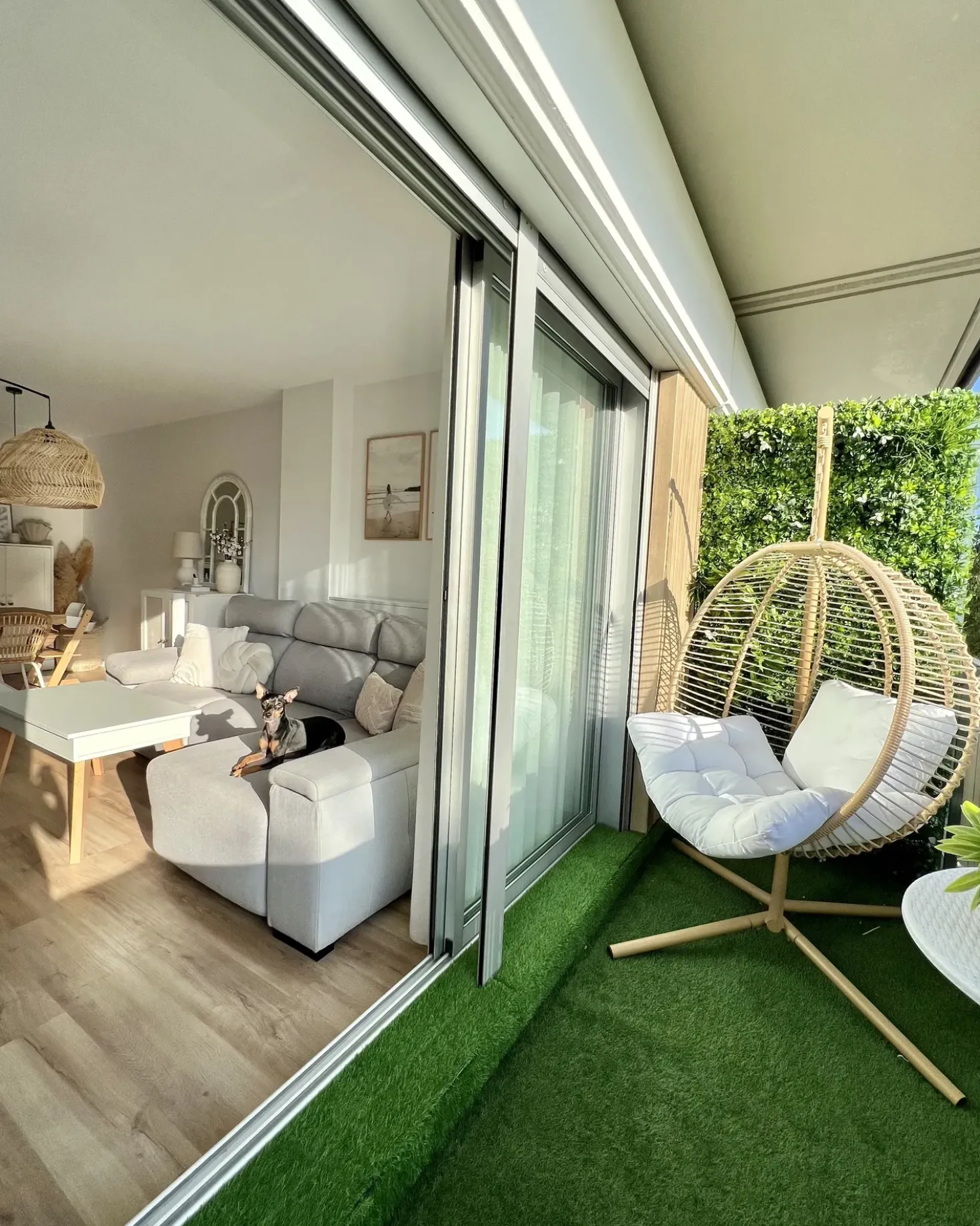 Poltrona sospesa con supporto da pavimento ARCO Metallo Beige
