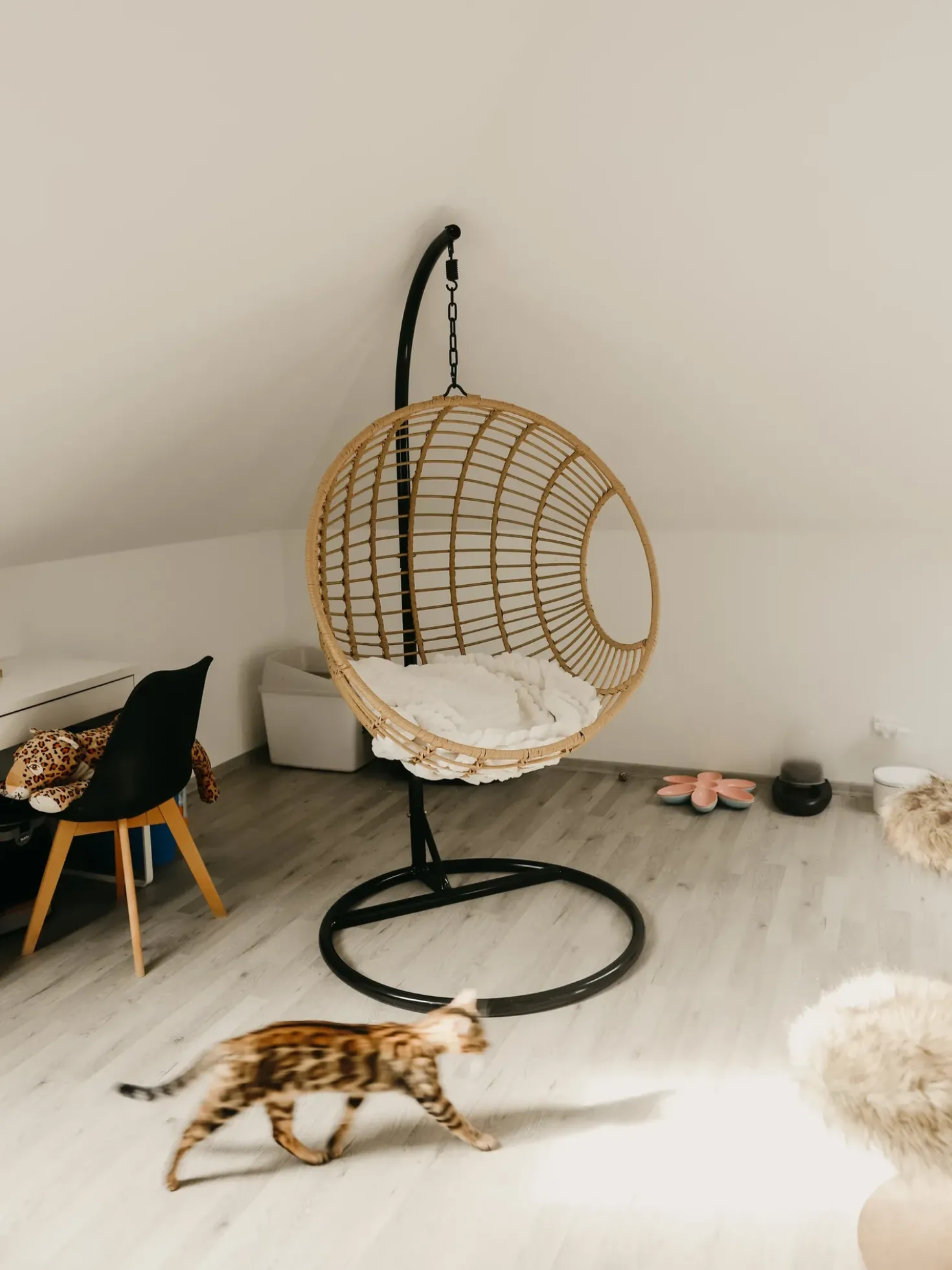 Poltrona sospesa con supporto da pavimento ASPIO Rattan sintetico (PE) Naturale