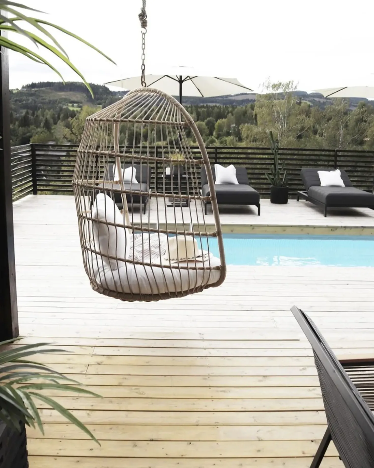 Poltrona sospesa con supporto da pavimento ALLERA Rattan sintetico (PE) Beige