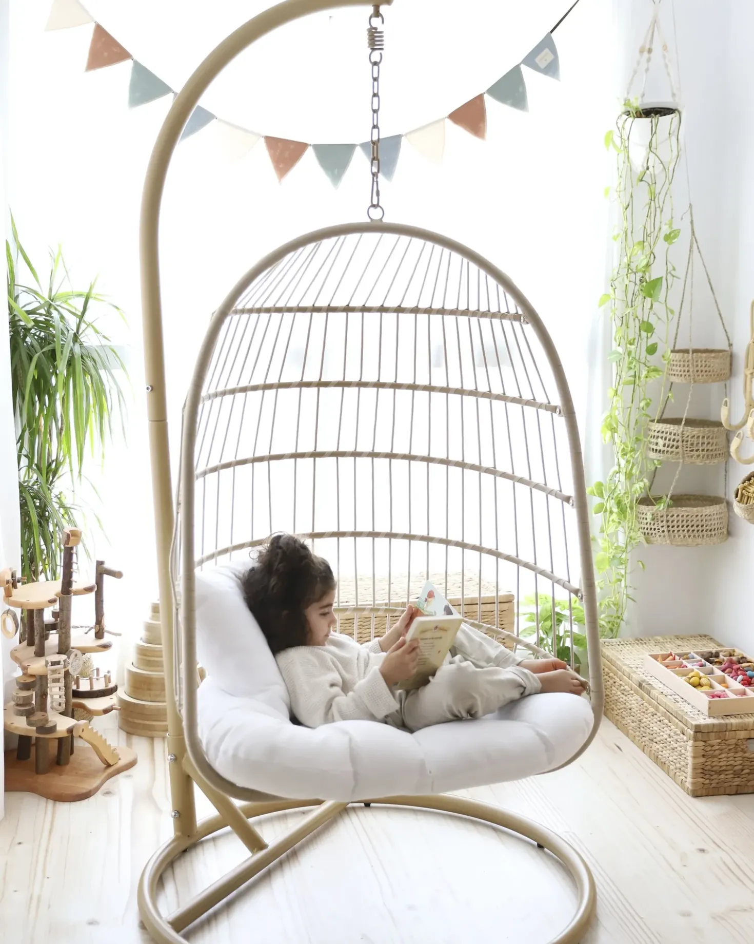 Poltrona sospesa con supporto da pavimento ALLERA Rattan sintetico (PE) Beige