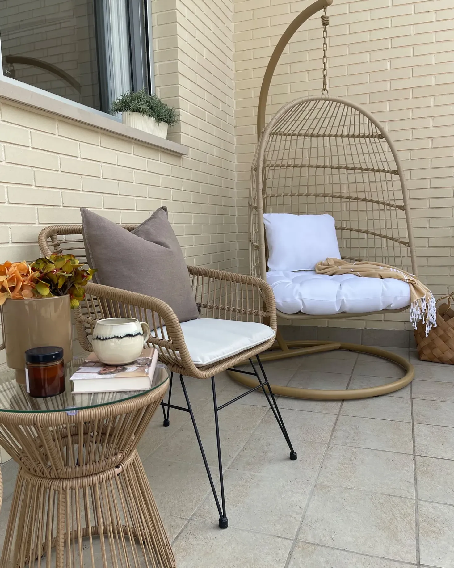 Poltrona sospesa con supporto da pavimento ALLERA Rattan sintetico (PE) Beige
