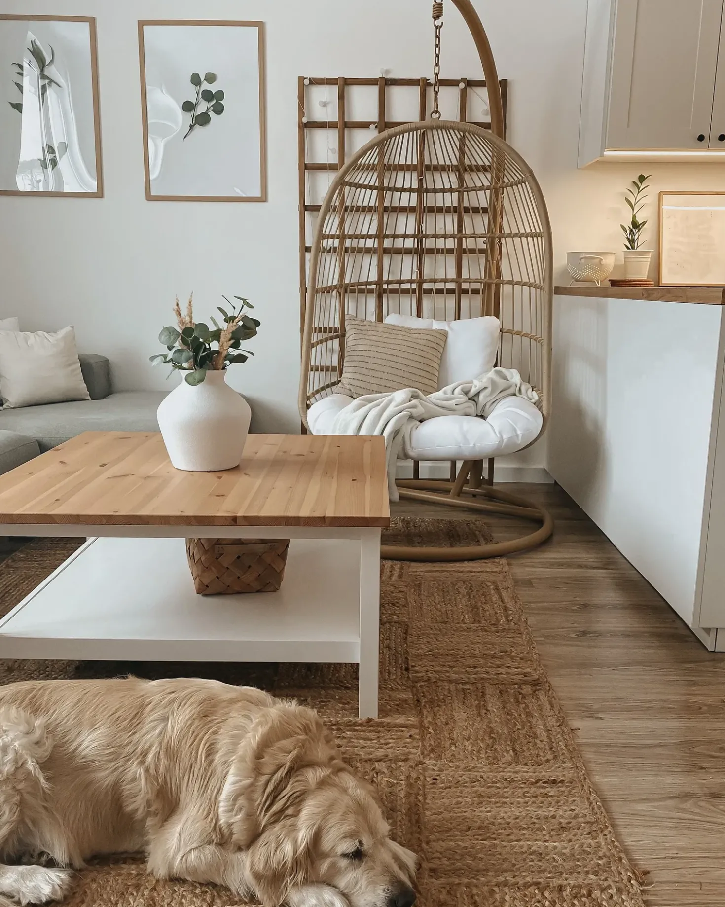 Poltrona sospesa con supporto da pavimento ALLERA Rattan sintetico (PE) Beige