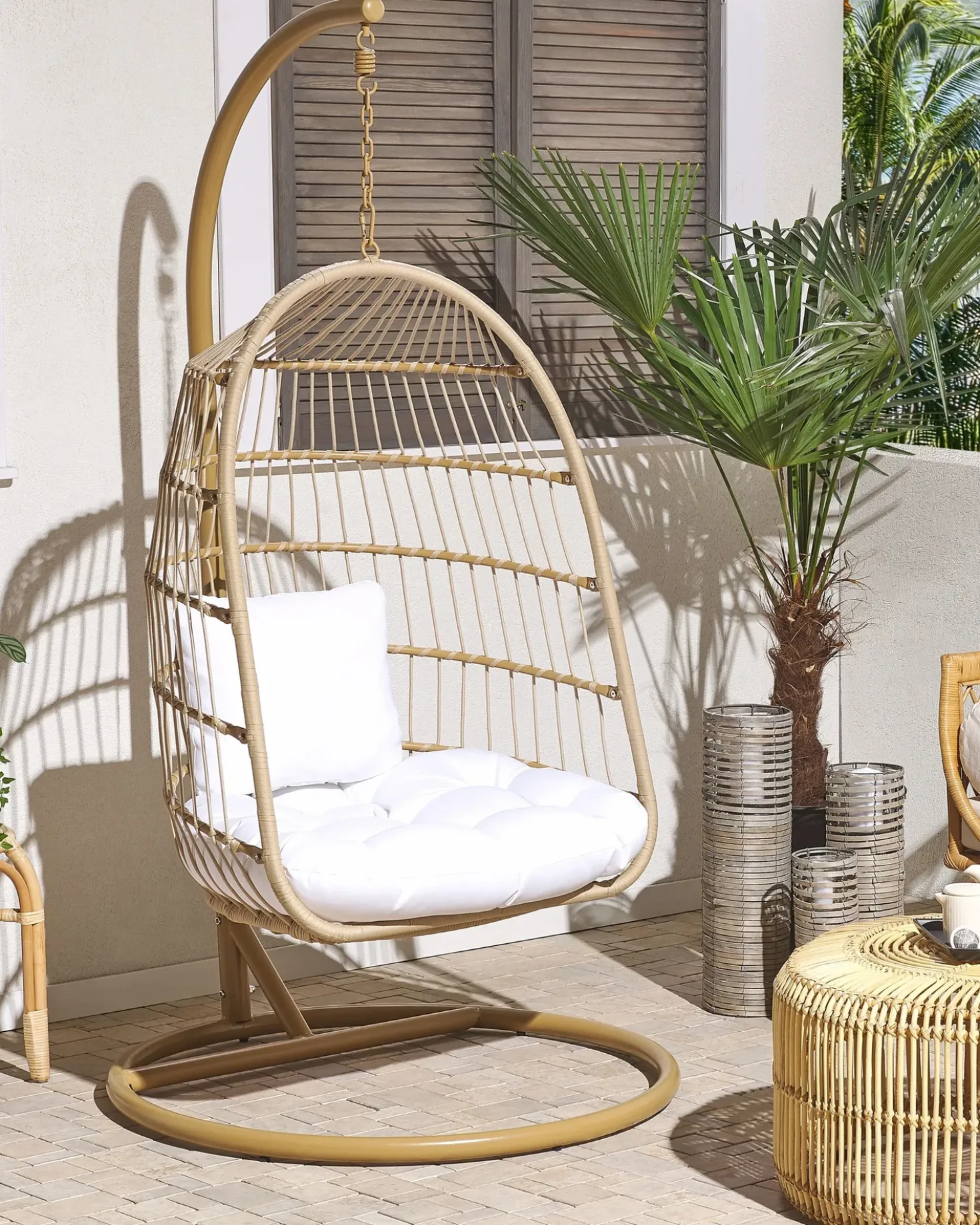 Poltrona sospesa con supporto da pavimento ALLERA Rattan sintetico (PE) Beige