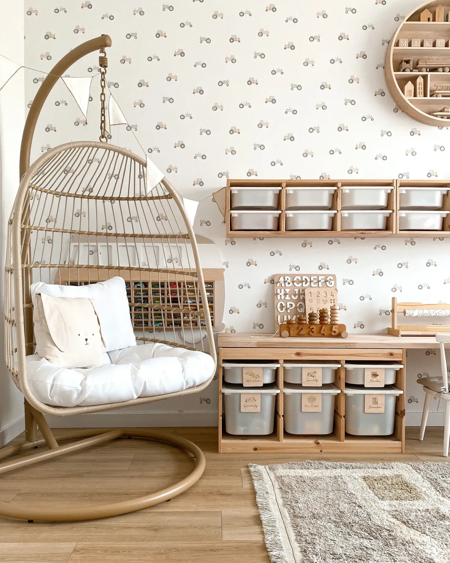 Poltrona sospesa con supporto da pavimento ALLERA Rattan sintetico (PE) Beige