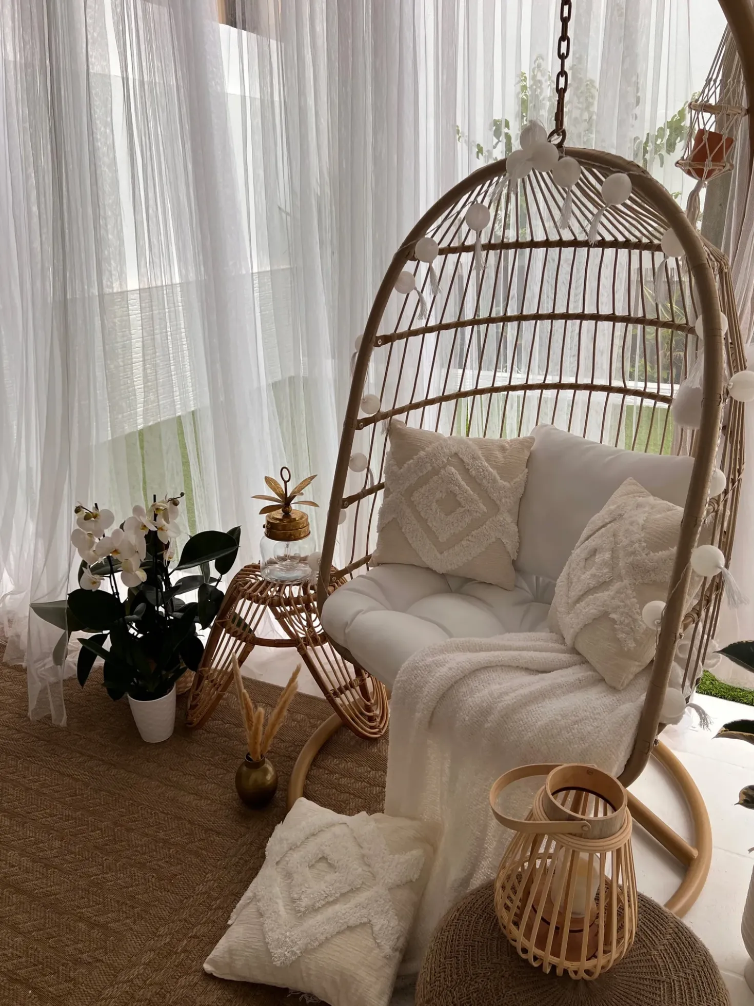 Poltrona sospesa con supporto da pavimento ALLERA Rattan sintetico (PE) Beige