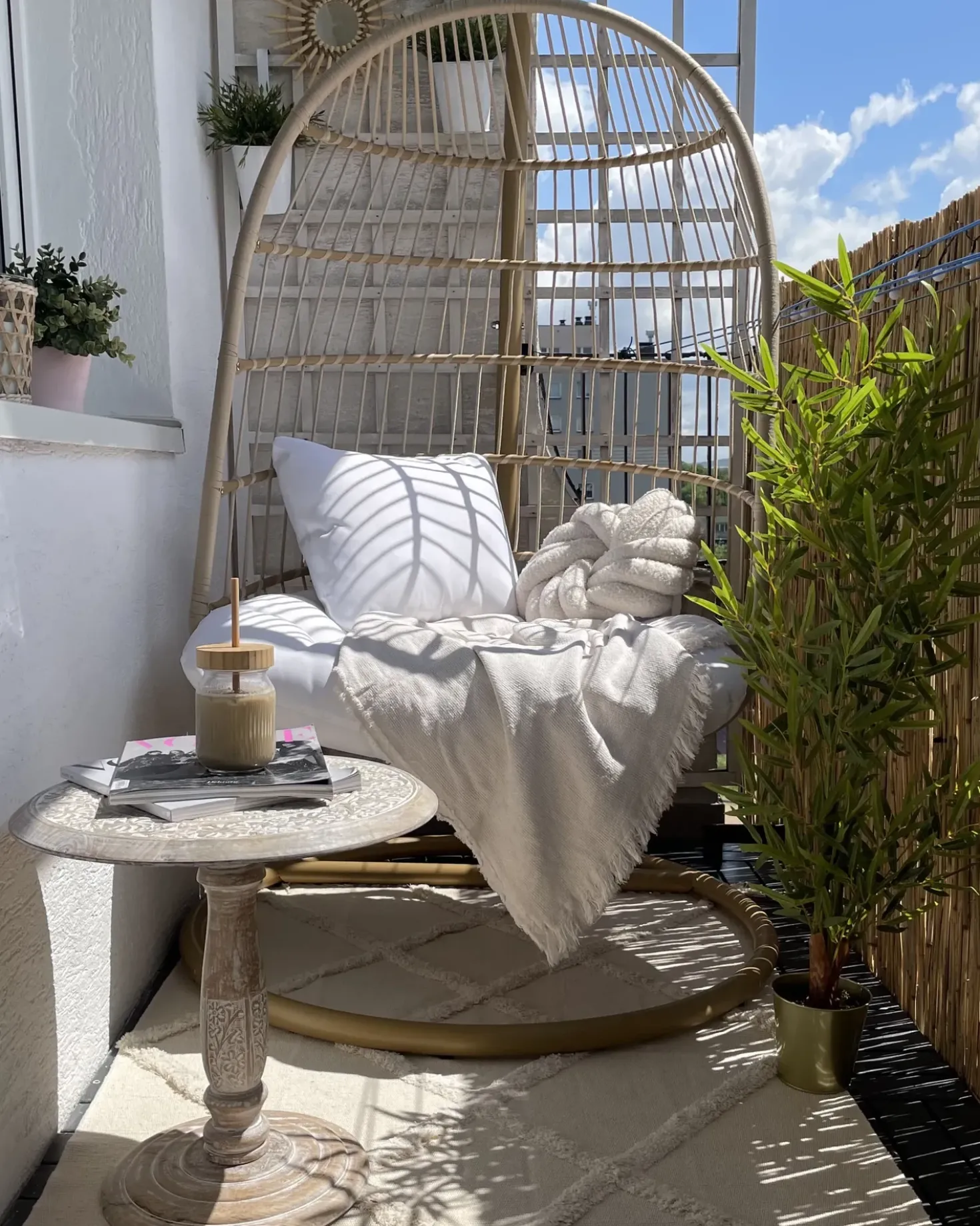 Poltrona sospesa con supporto da pavimento ALLERA Rattan sintetico (PE) Beige
