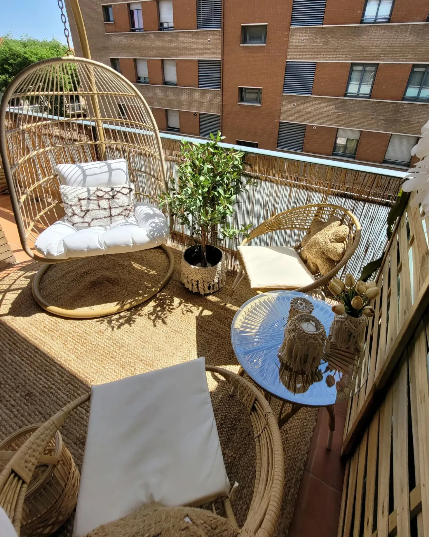 Poltrona sospesa con supporto da pavimento ALLERA Rattan sintetico (PE) Beige