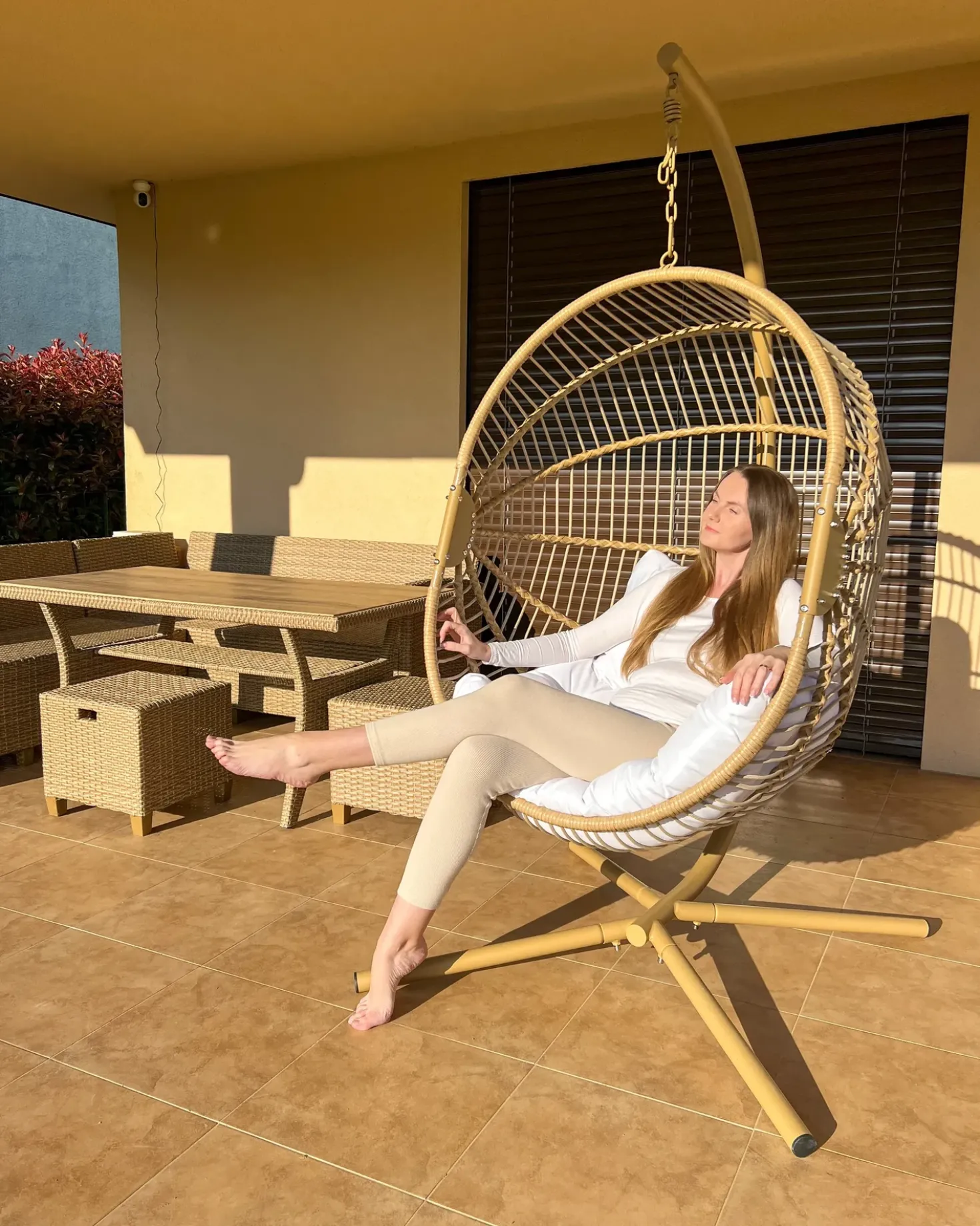 Poltrona sospesa con supporto da pavimento ACRI Rattan sintetico (PE) Beige
