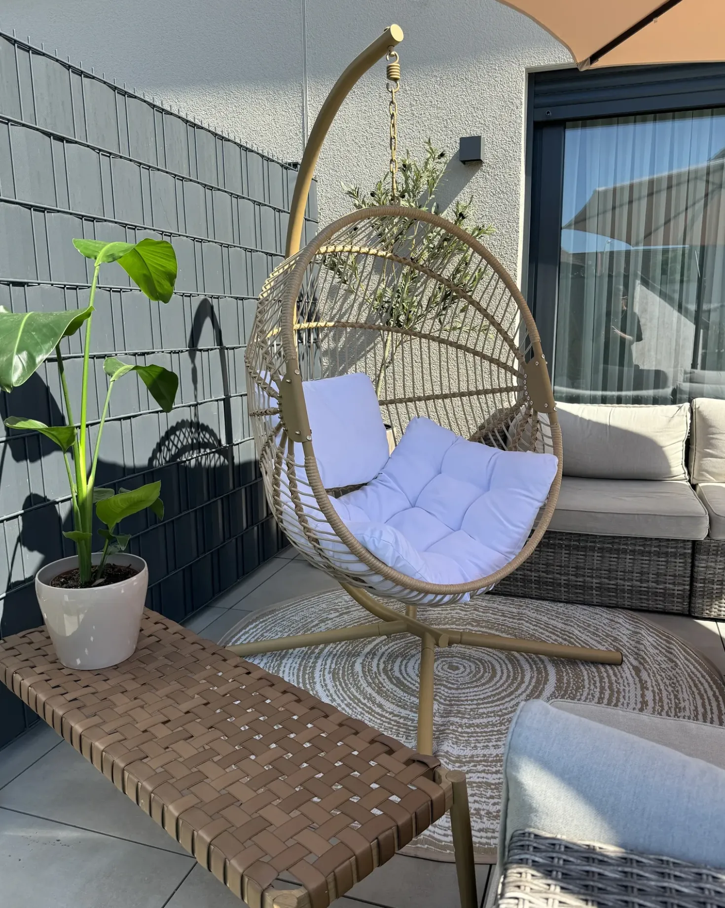 Poltrona sospesa con supporto da pavimento ACRI Rattan sintetico (PE) Beige