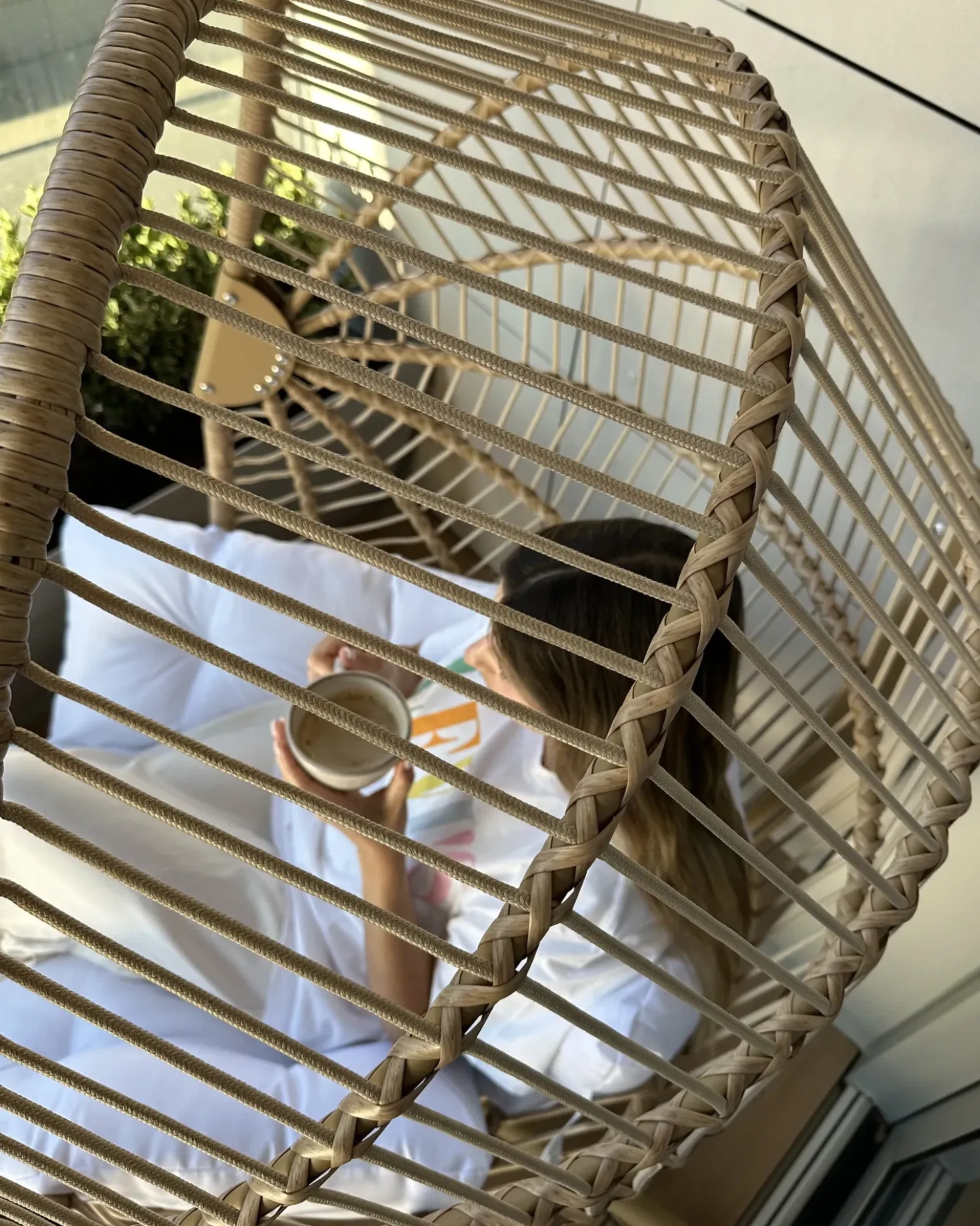 Poltrona sospesa con supporto da pavimento ACRI Rattan sintetico (PE) Beige