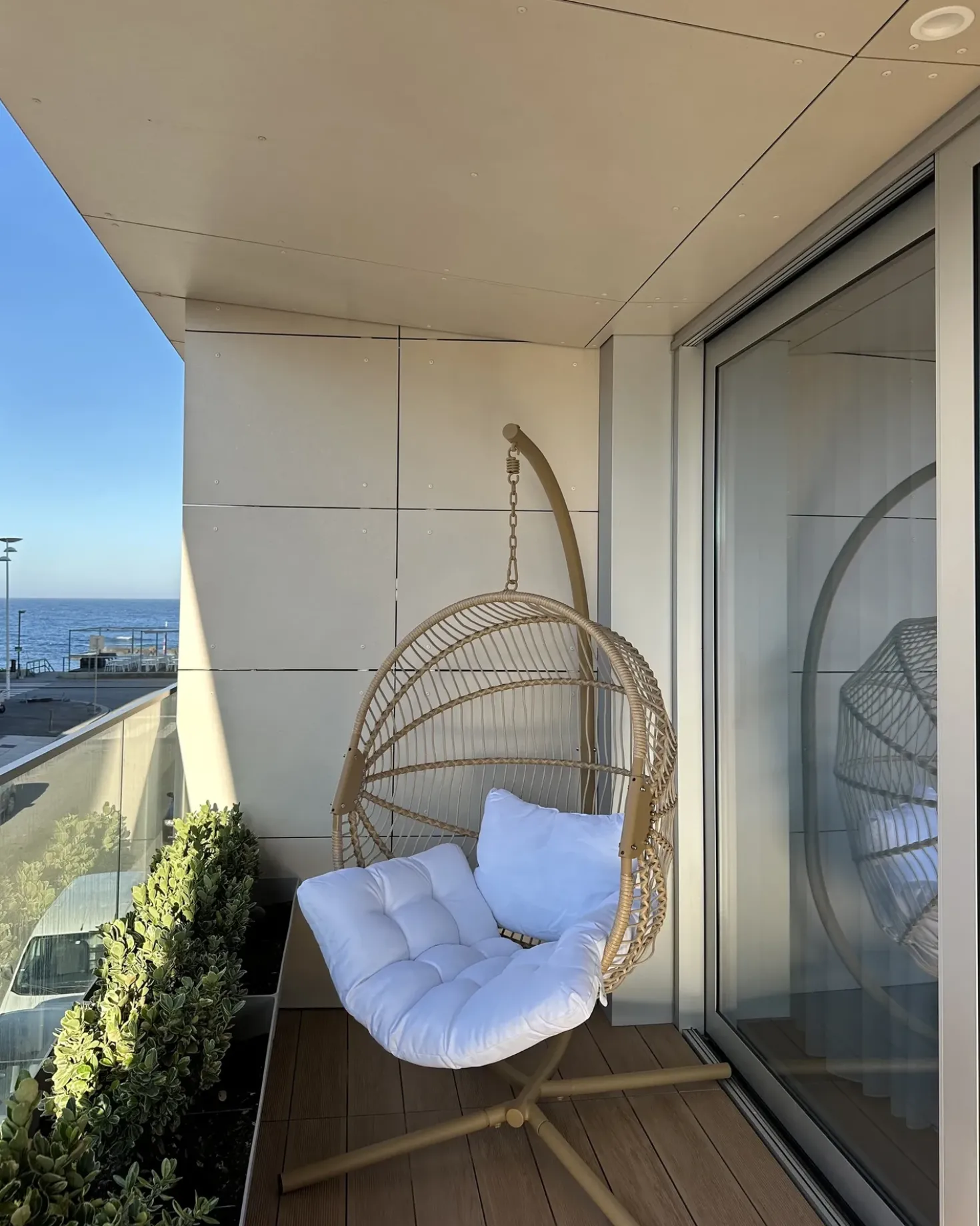 Poltrona sospesa con supporto da pavimento ACRI Rattan sintetico (PE) Beige