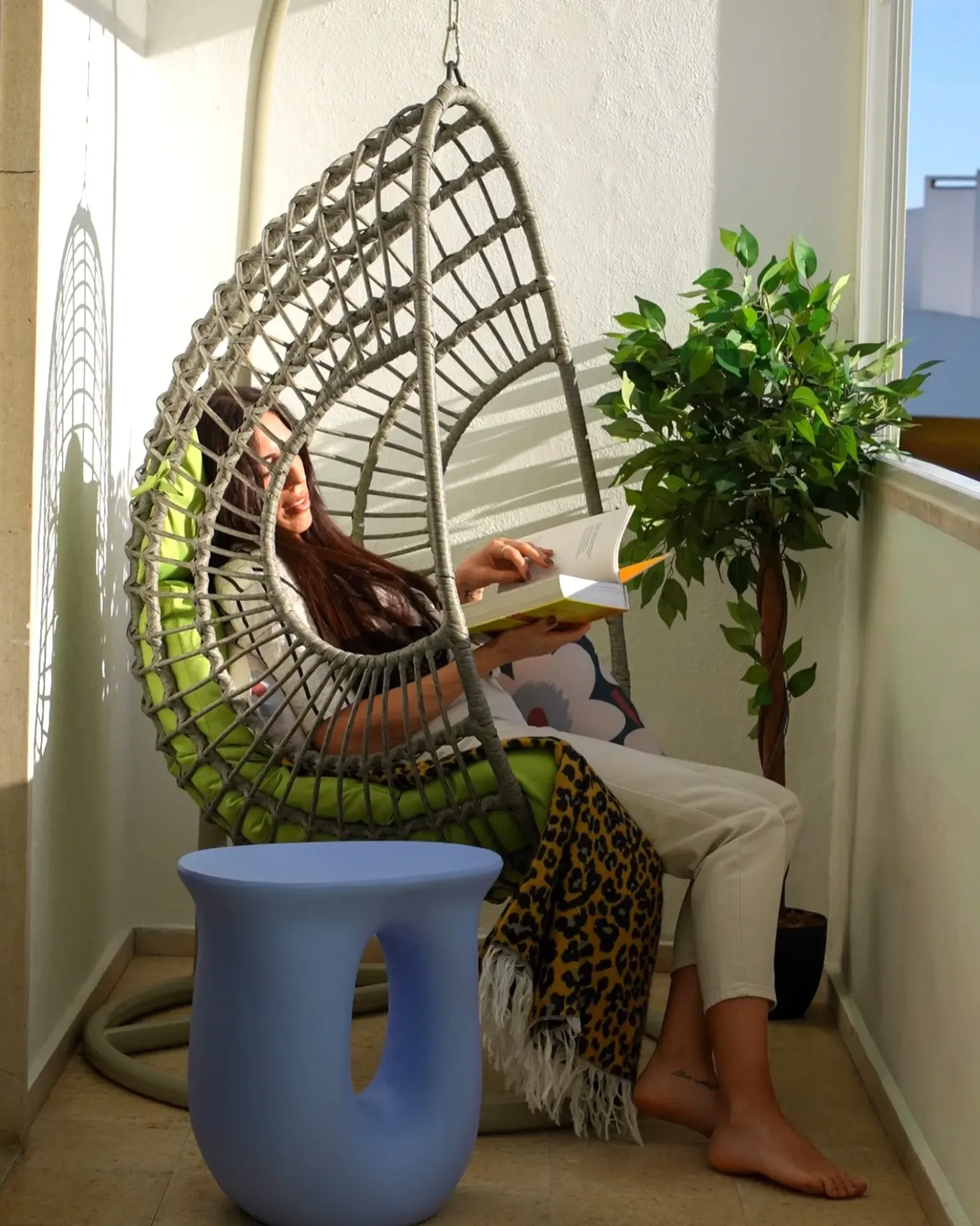 Poltrona sospesa con supporto da pavimento ARPINO Rattan sintetico (PE) Beige