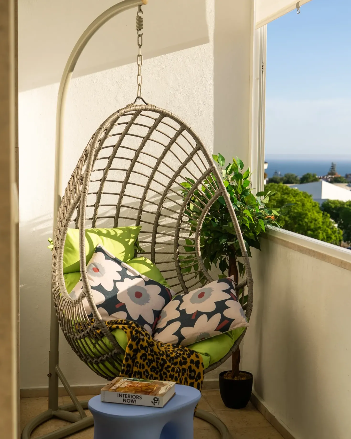 Poltrona sospesa con supporto da pavimento ARPINO Rattan sintetico (PE) Beige