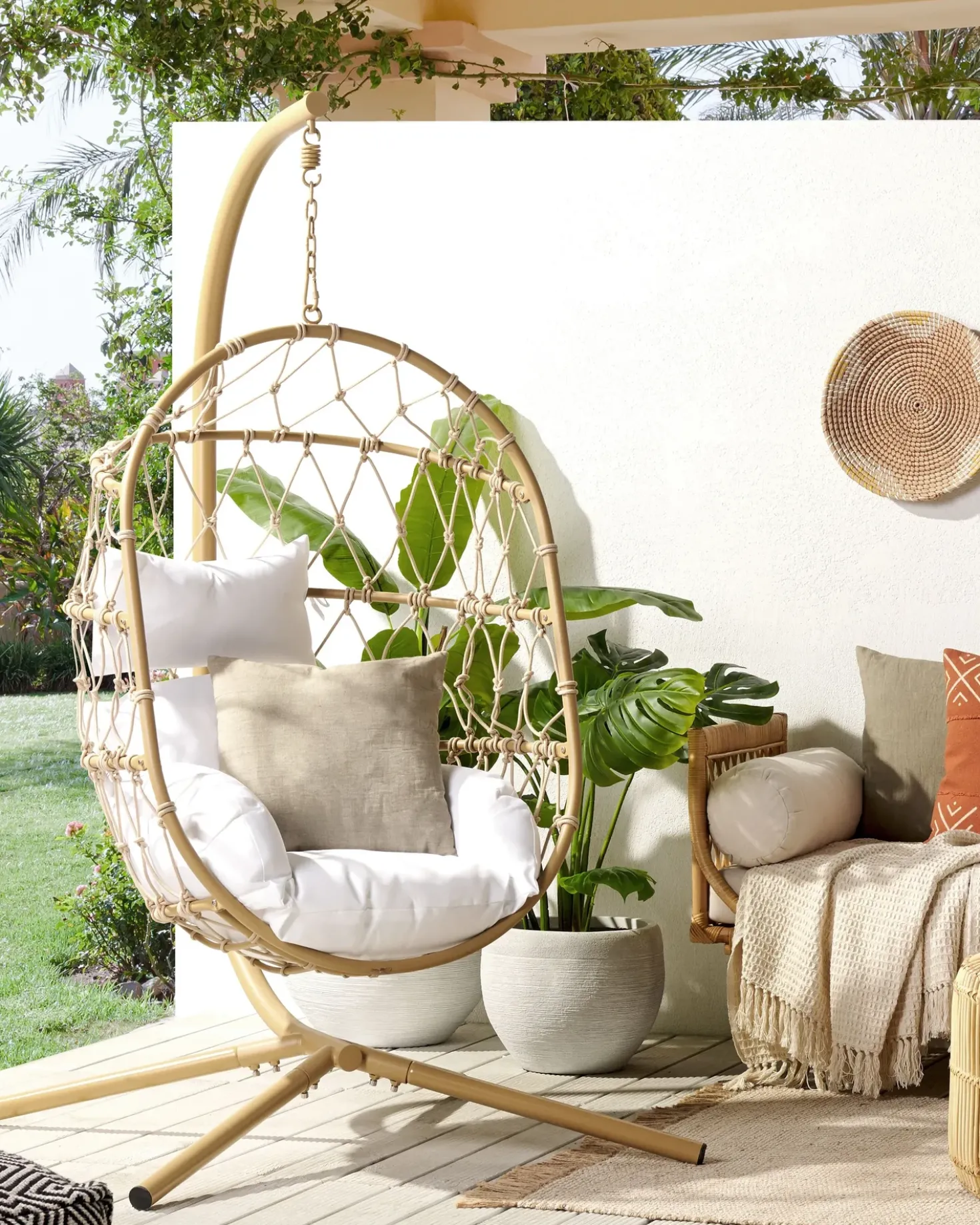 Poltrona sospesa con supporto da pavimento ADRIA Metallo Beige