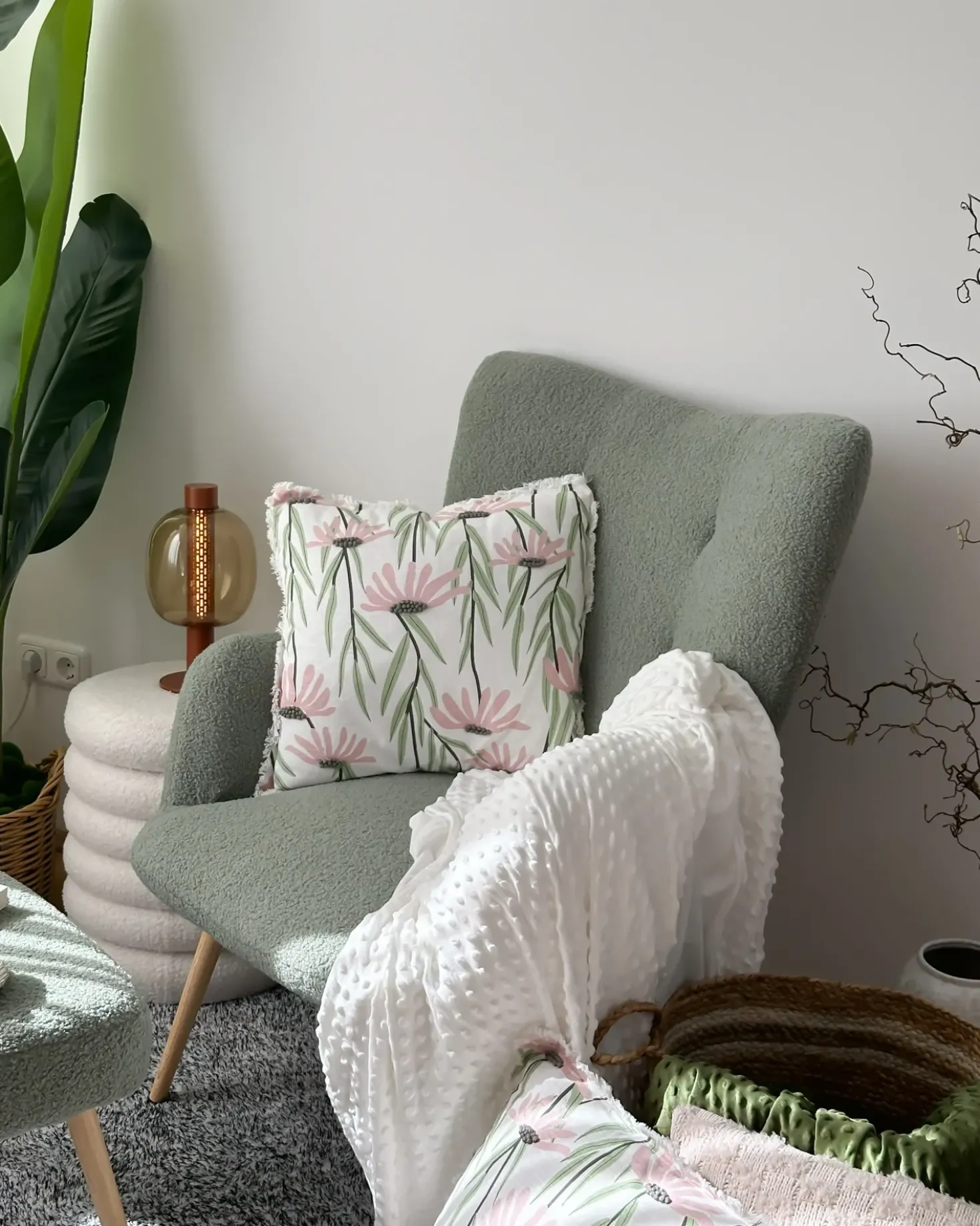Poltrona Wingback VEJLE con poggiapiedi Bouclé Verde chiaro