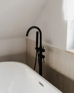 Rubinetteria per vasca da bagno freestanding TUGELA Nero