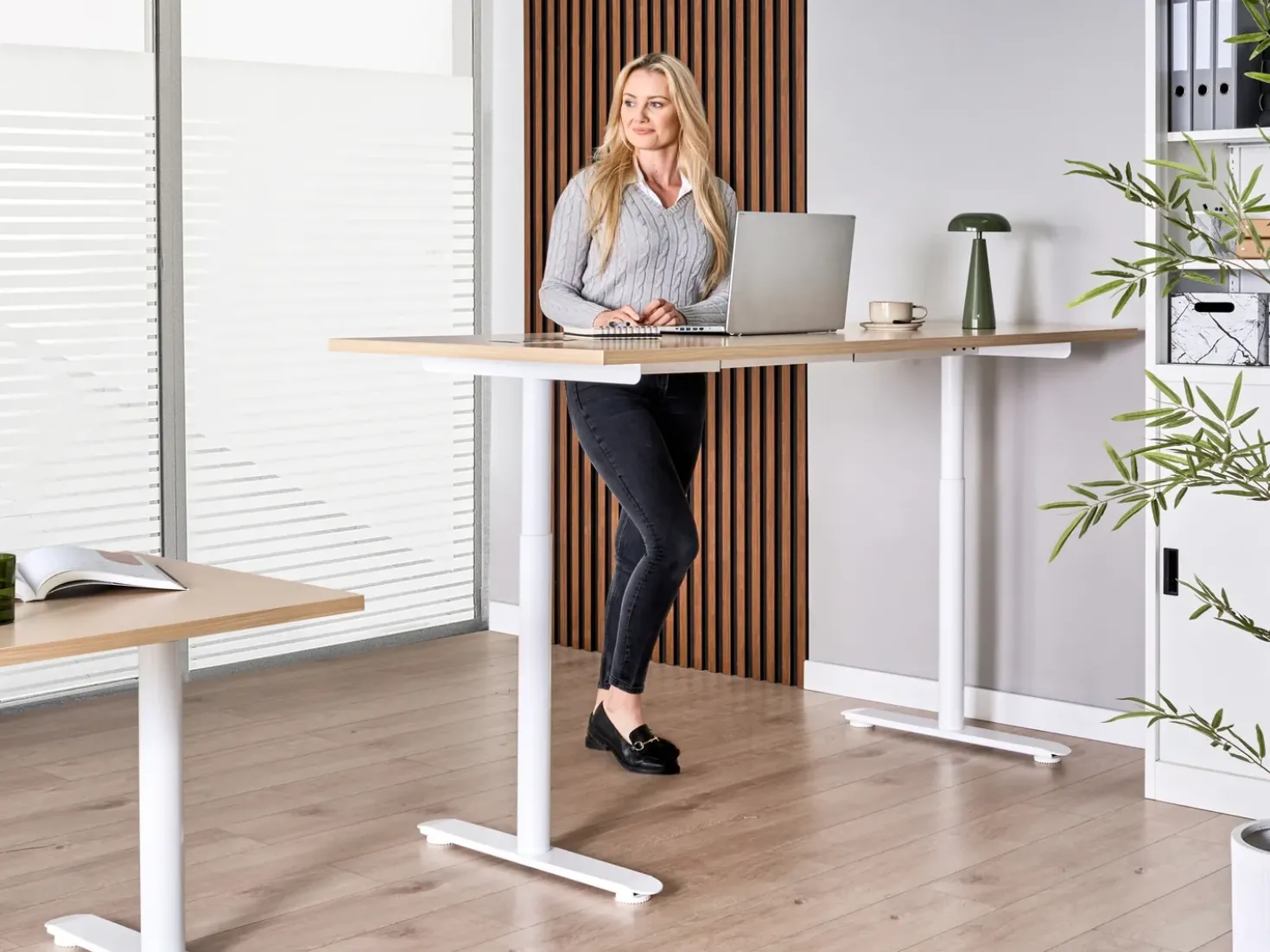 Scrivania elettrica regolabile in altezza DESTINAS Marrone chiaro/Bianco 180 cm 72 cm