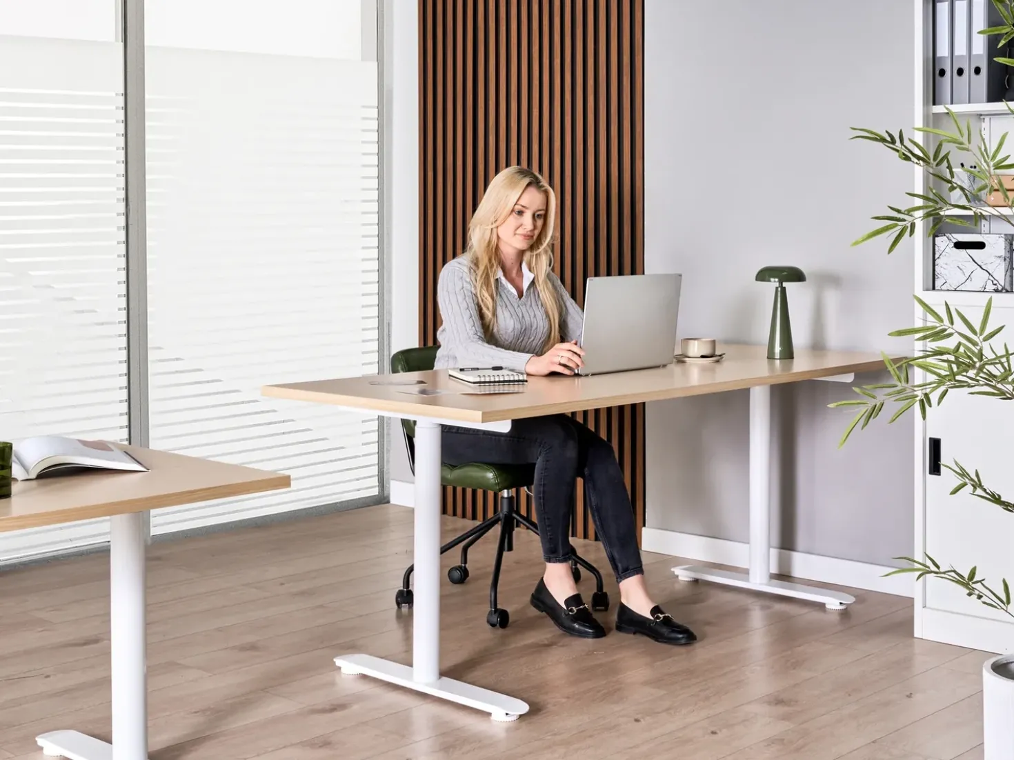 Scrivania elettrica regolabile in altezza DESTINAS Marrone chiaro/Bianco 180 cm 72 cm