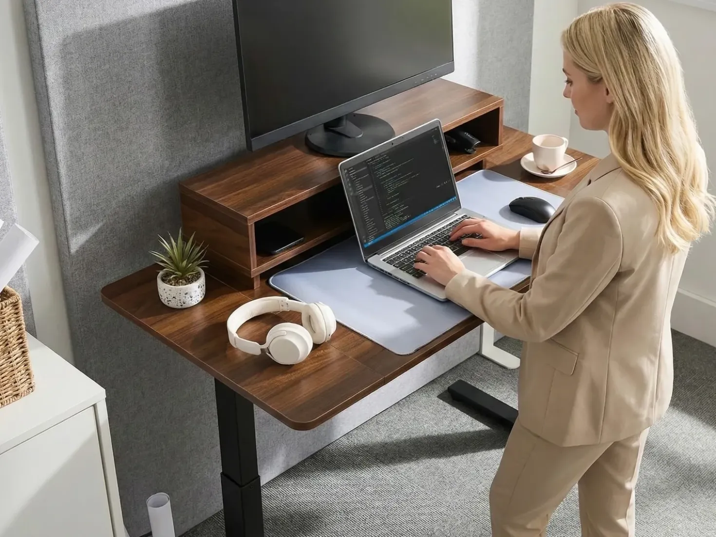 Scrivania elettrica regolabile in altezza LUCAMA Marrone/Nero 120 cm 60 cm con porta USB