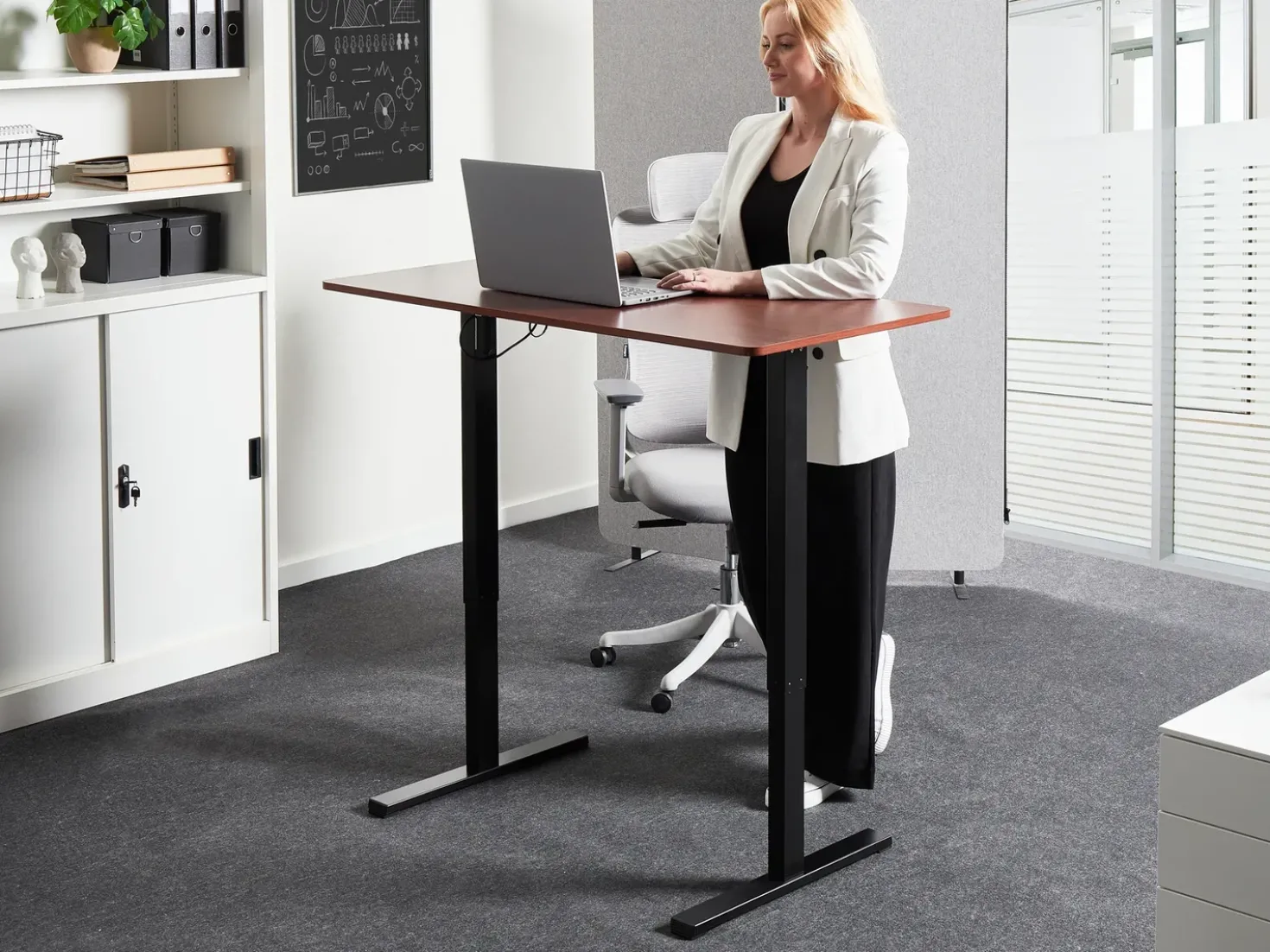 Scrivania elettrica regolabile in altezza TAVARES Marrone/Nero 120 cm 60 cm
