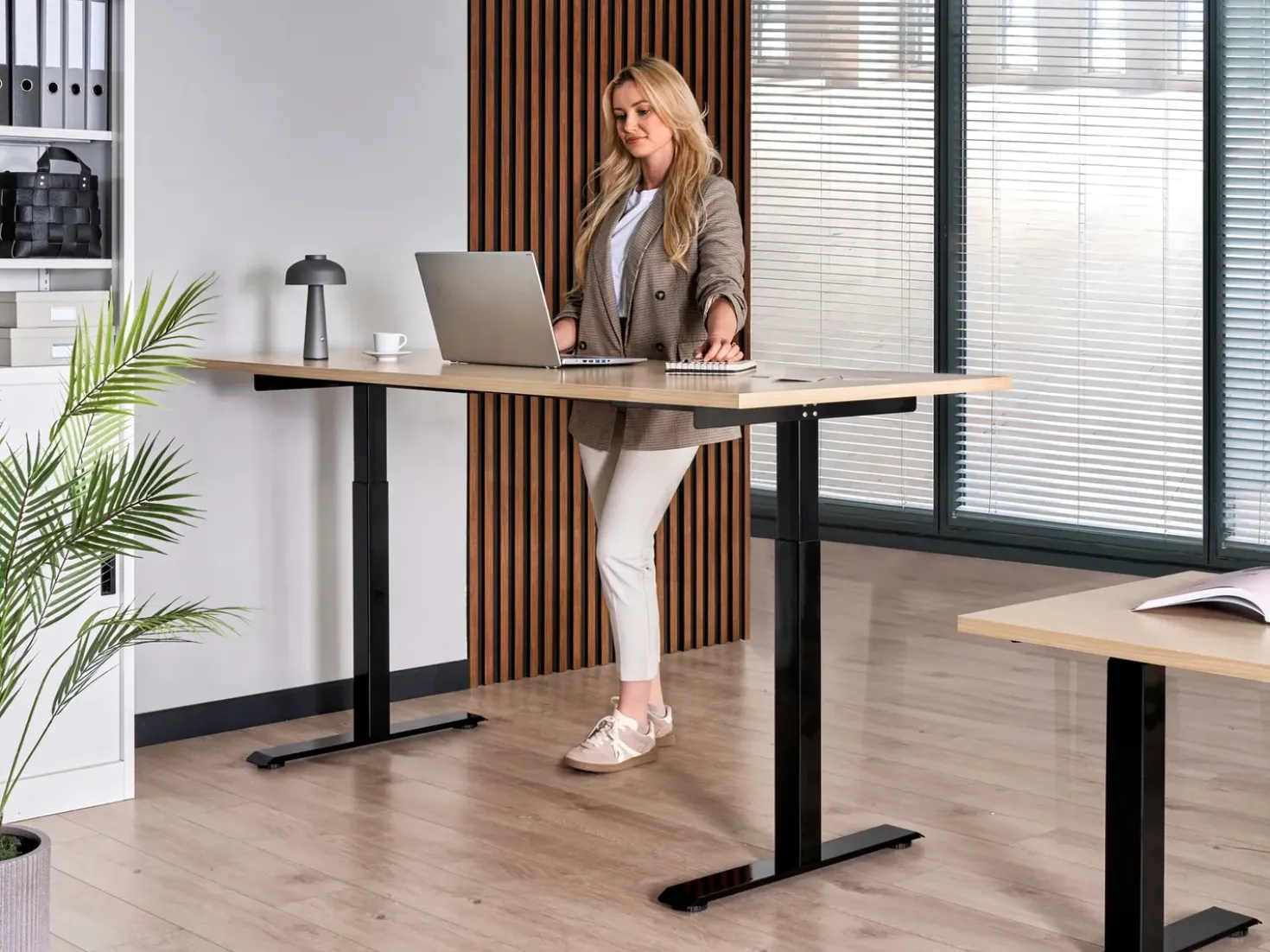 Scrivania elettrica regolabile in altezza DESTINES Nero/Marrone chiaro 180 cm 72 cm