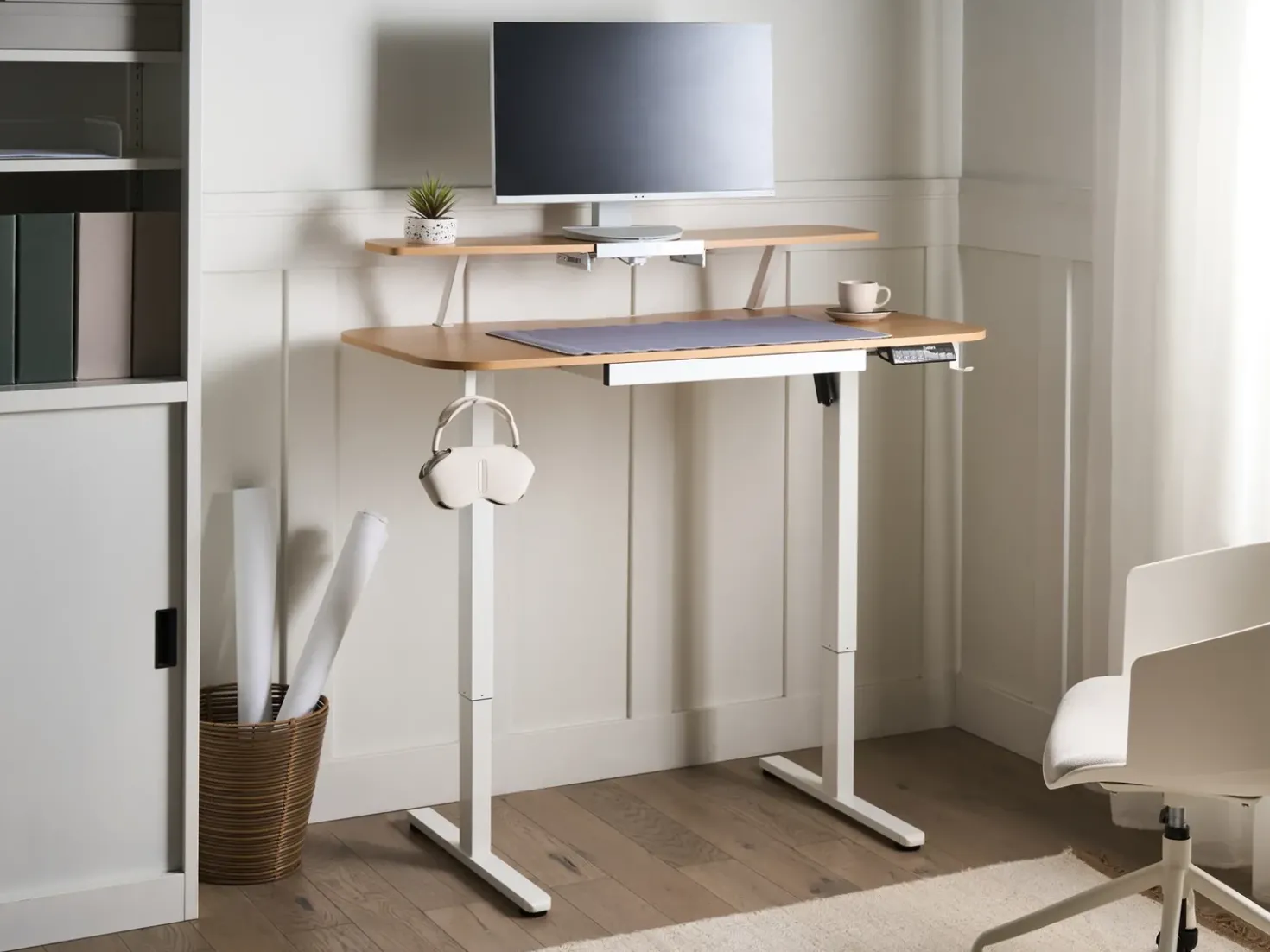 Scrivania elettrica regolabile in altezza WILBANKS Marrone chiaro/Bianco 120 cm 60 cm con porta USB