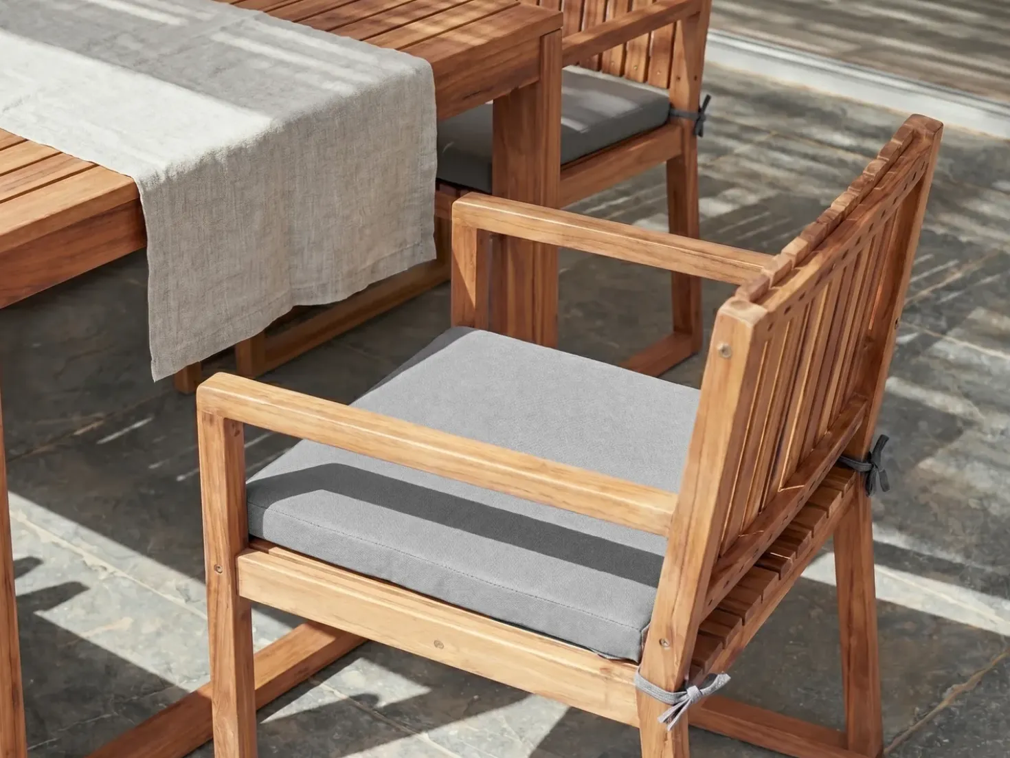 Set da pranzo da giardino 8 posti SASSARI PREMIUM con cuscini Legno di acacia certificato Grigio chiaro