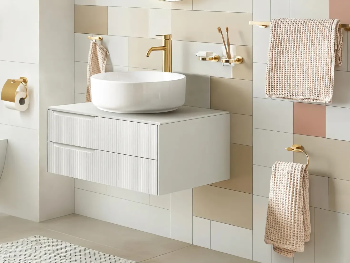 Set di 6 accessori da bagno TOCOPILLA con barre e ganci per asciugamani Oro