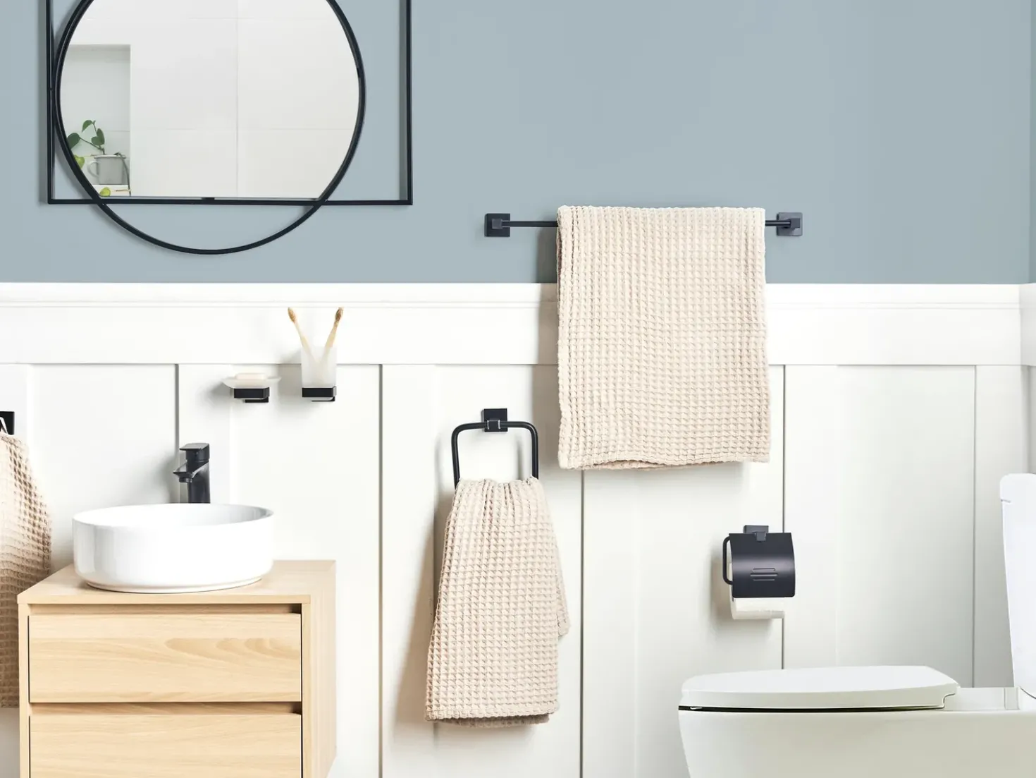Set di 6 accessori da bagno UVITA con barre e ganci per asciugamani Nero