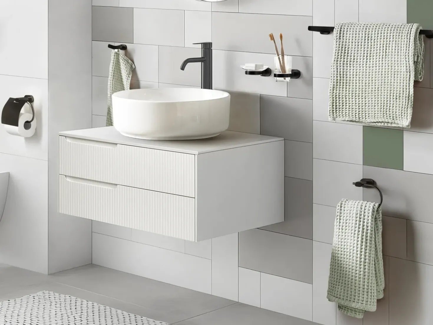 Set di 6 accessori da bagno TOCOPILLA con barre e ganci per asciugamani Nero