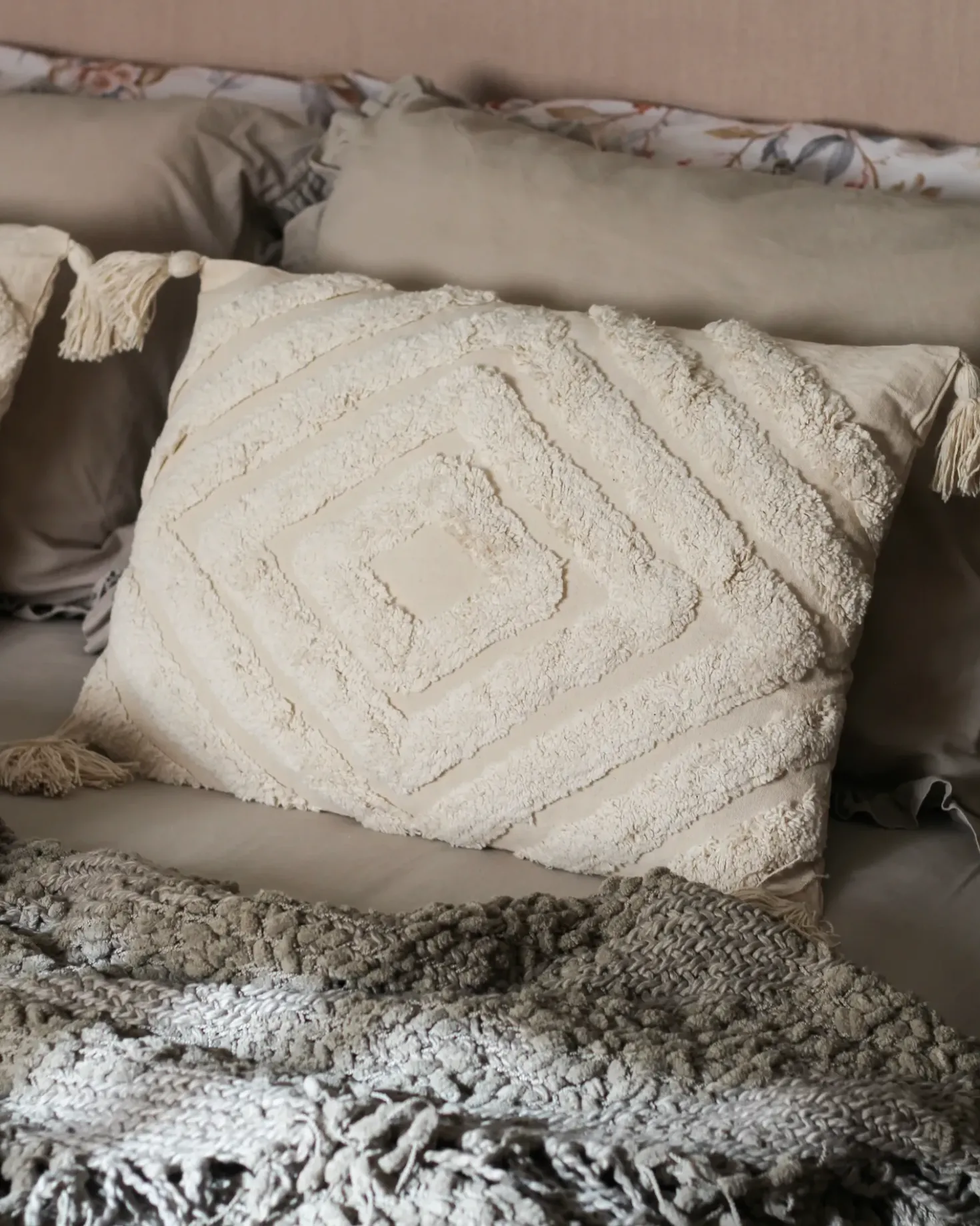 Set di 2 cuscini CRATAEGUS Cotone 40 x 60 cm Beige chiaro Trama geometrica