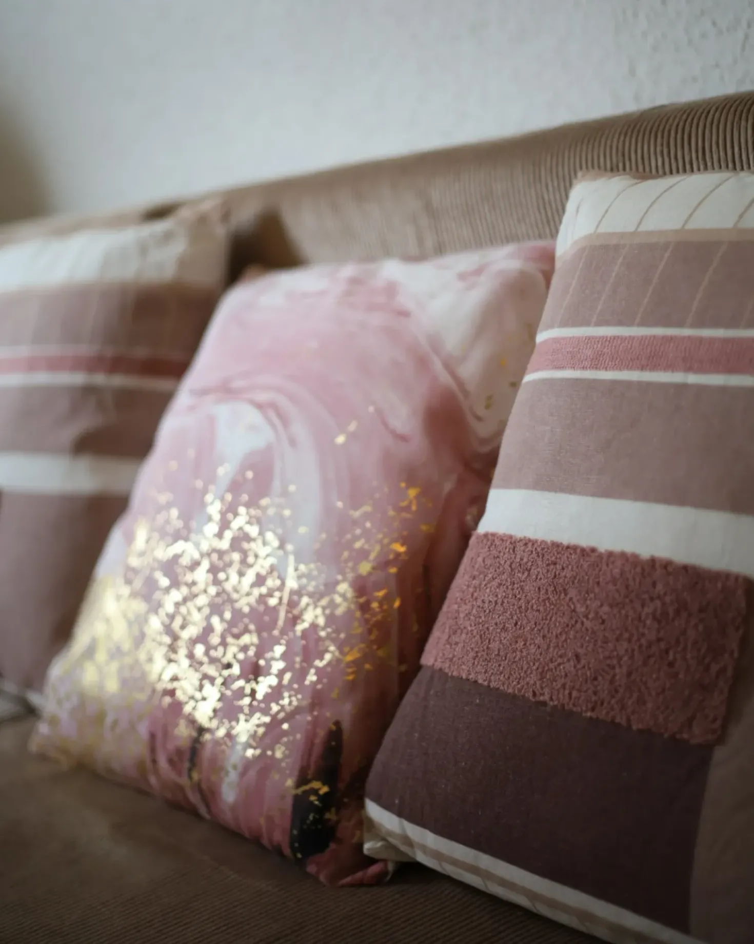 Set di 2 cuscini LANTANA 45 x 45 cm Rosa Effetto marmo