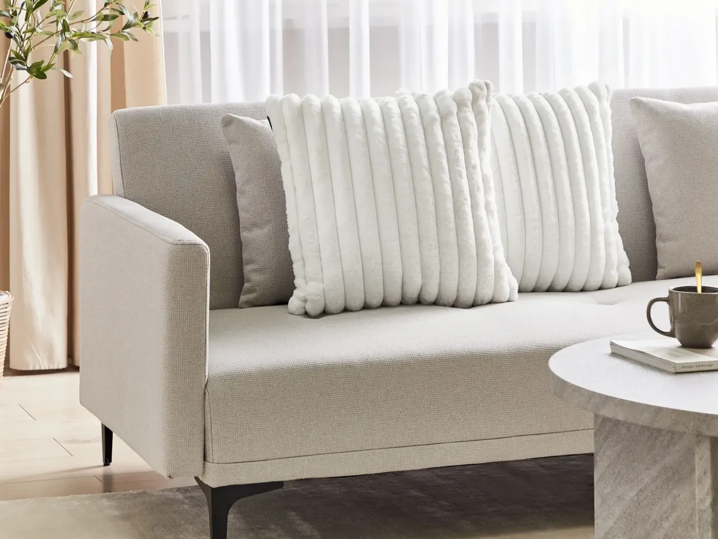 Set di 2 cuscini RAKYA Finta pelliccia 45 x 45 cm Bianco A strisce