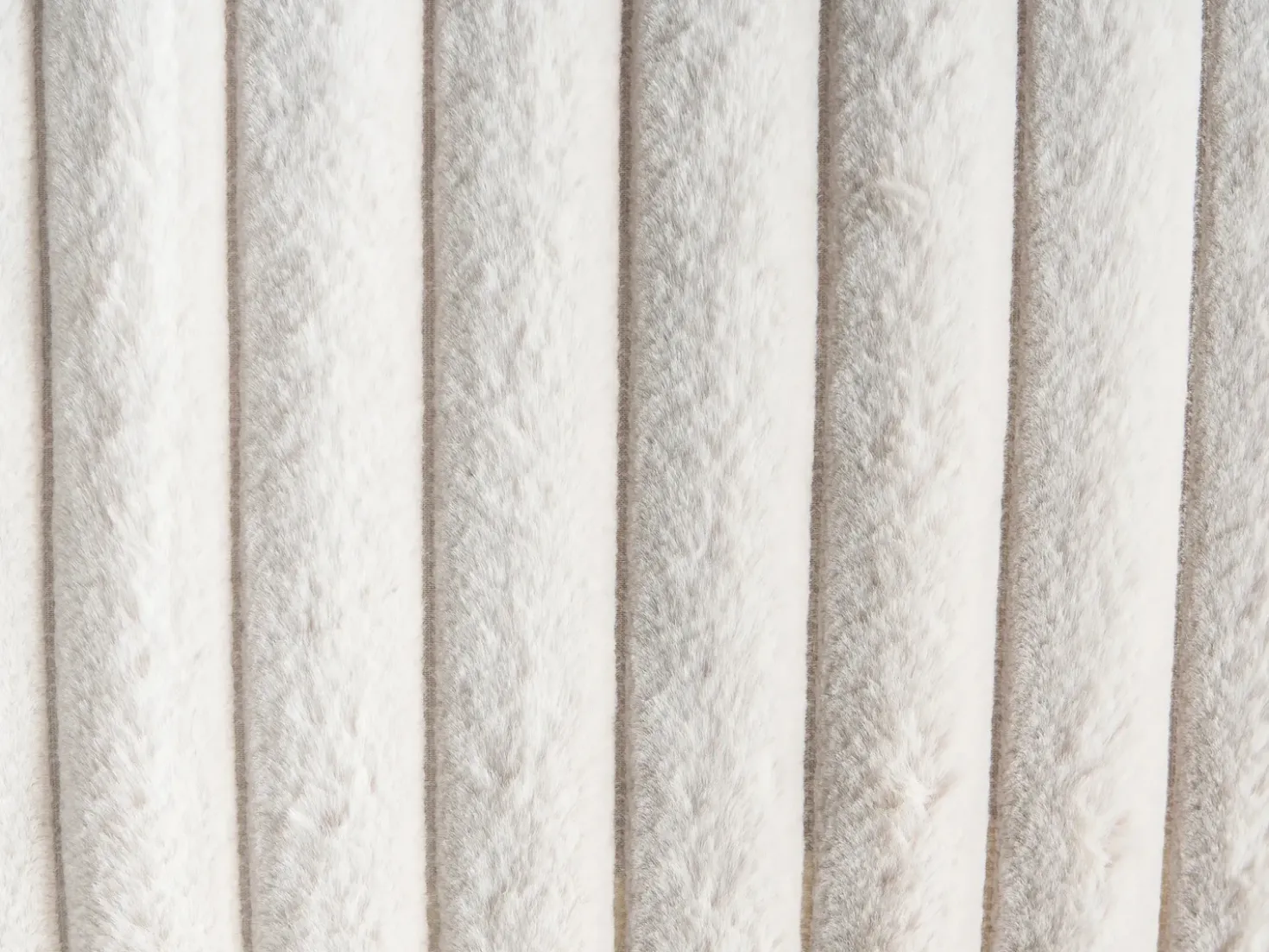 Set di 2 cuscini RAKYA Finta pelliccia 45 x 45 cm Beige chiaro A strisce