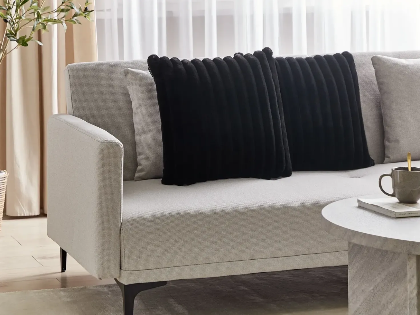Set di 2 cuscini RAKYA Finta pelliccia 45 x 45 cm Nero A strisce