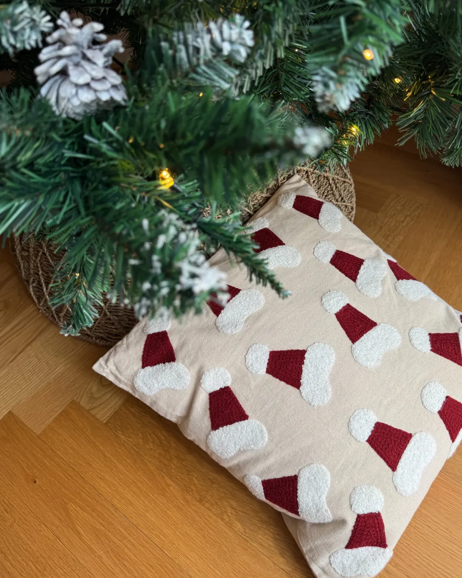 Set di 2 cuscini SUGARPLUM Cotone 45 x 45 cm Beige chiaro Modello natalizio