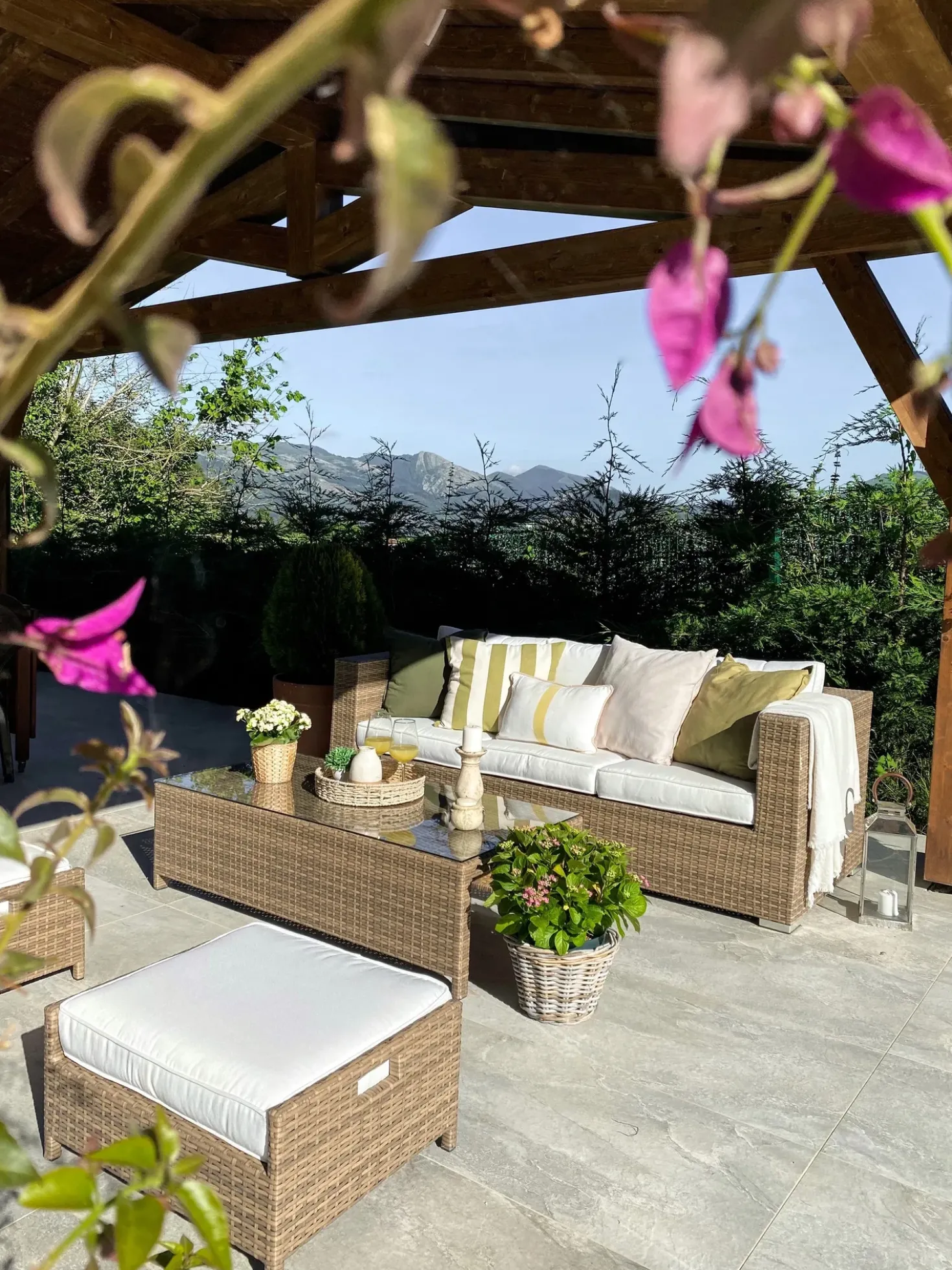 Set salotto da giardino con tavolo e pouf 5 posti BELLUNO Rattan sintetico (PE) Bianco