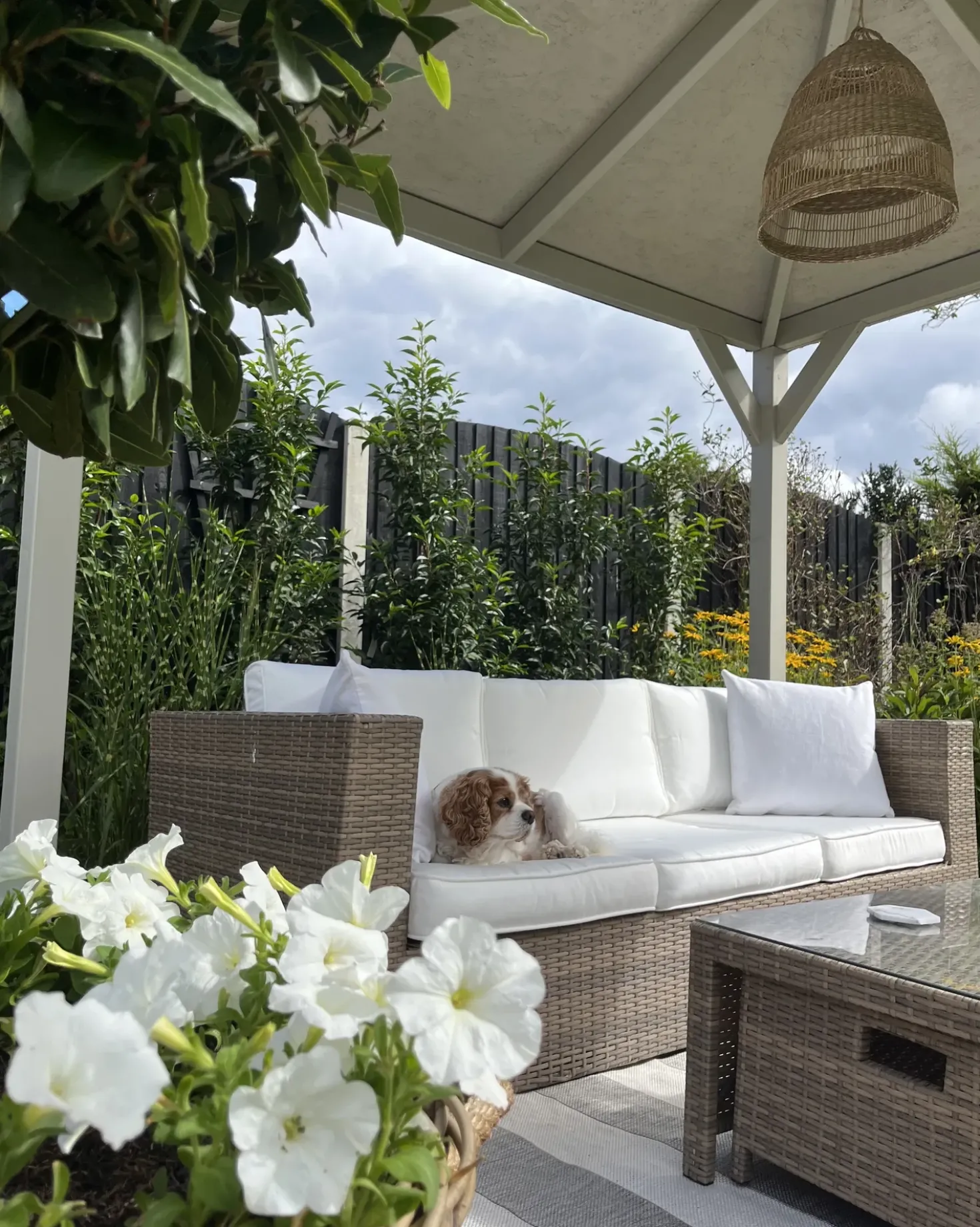 Set salotto da giardino con tavolo e pouf 5 posti BELLUNO Rattan sintetico (PE) Bianco